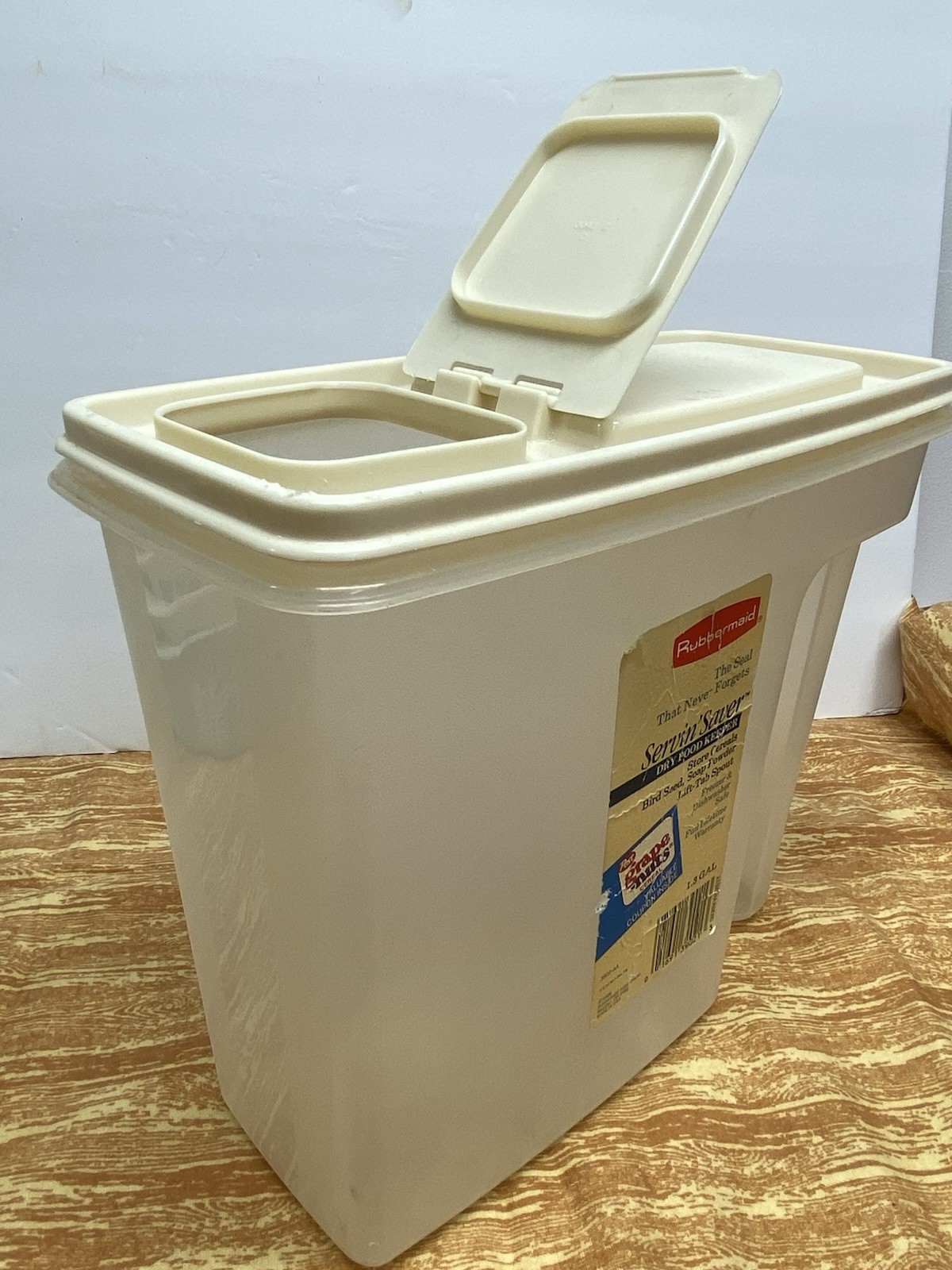 Rubbermaid Servin’ Saver Dry Food Keeper 1.3 Gal Almond Flip Lid, Plastic