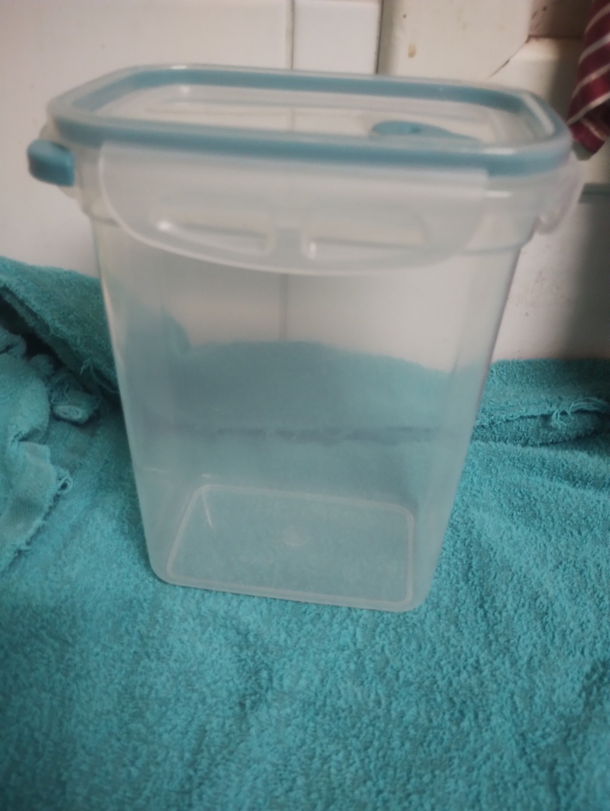 Unbranded 1.6 L Rectangular Plastic Container With Lid