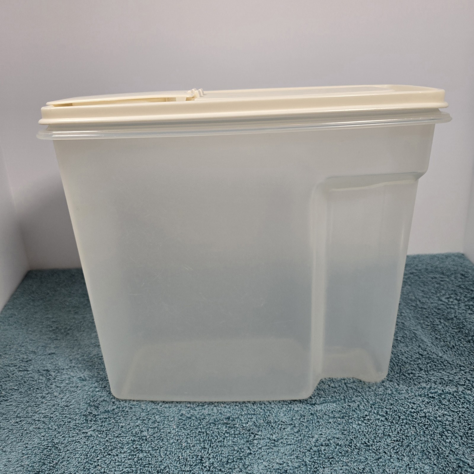 Rubbermaid Cereal Storage Keeper 1.3 Gallon Servin’ Saver #2 Dry Food Container