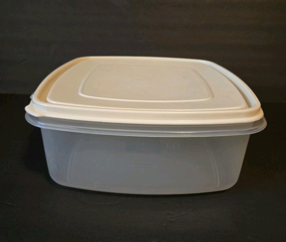 Vintage Rubbermaid Servin Saver Container + Lid 19 cups 1.4 L Almond Square #4