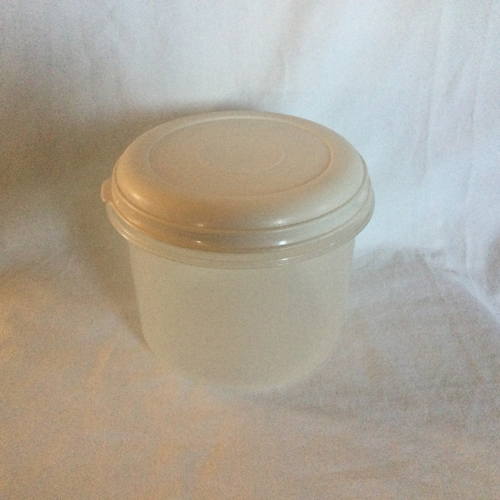 Rubbermaid Servin Saver Container with Almond Lid #9 10 Cup 2.4 L Round