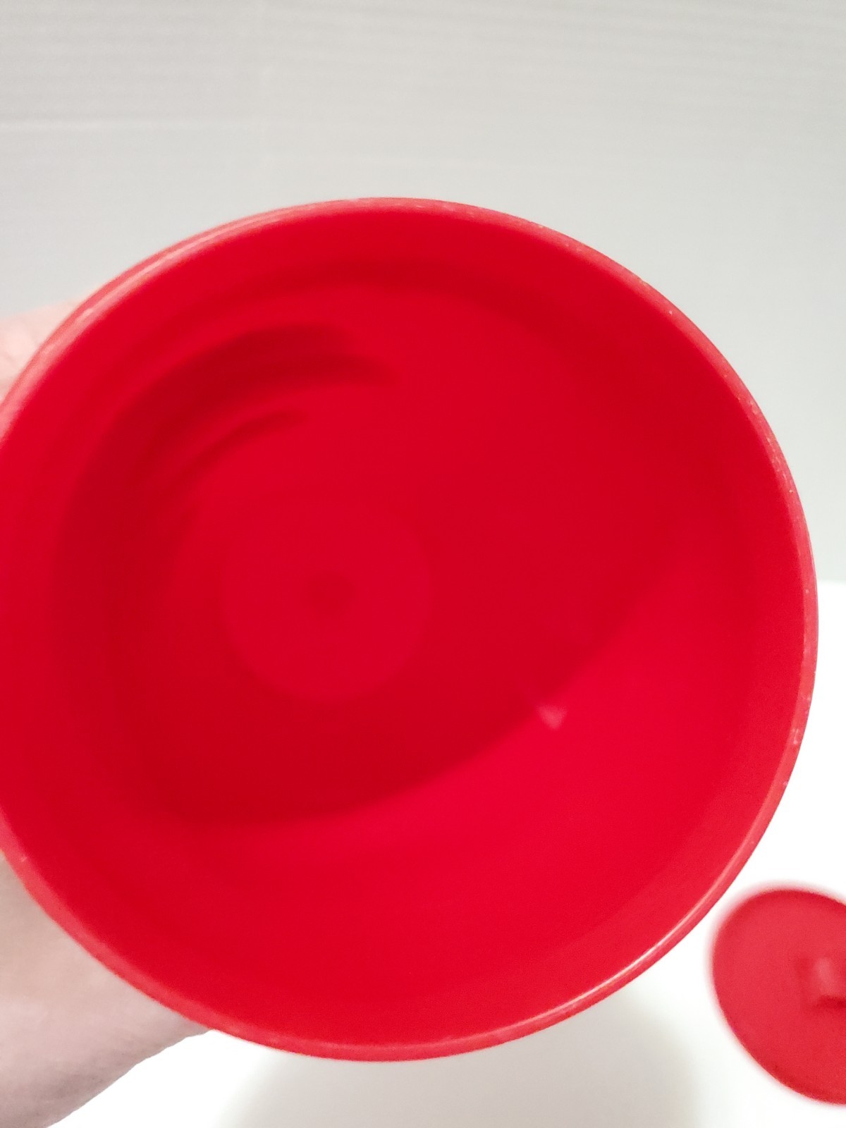 TUP2 Tupperware Red 32 oz Plastic Reusable Cup w/ Snap Lid, 2-Piece Set 262-4