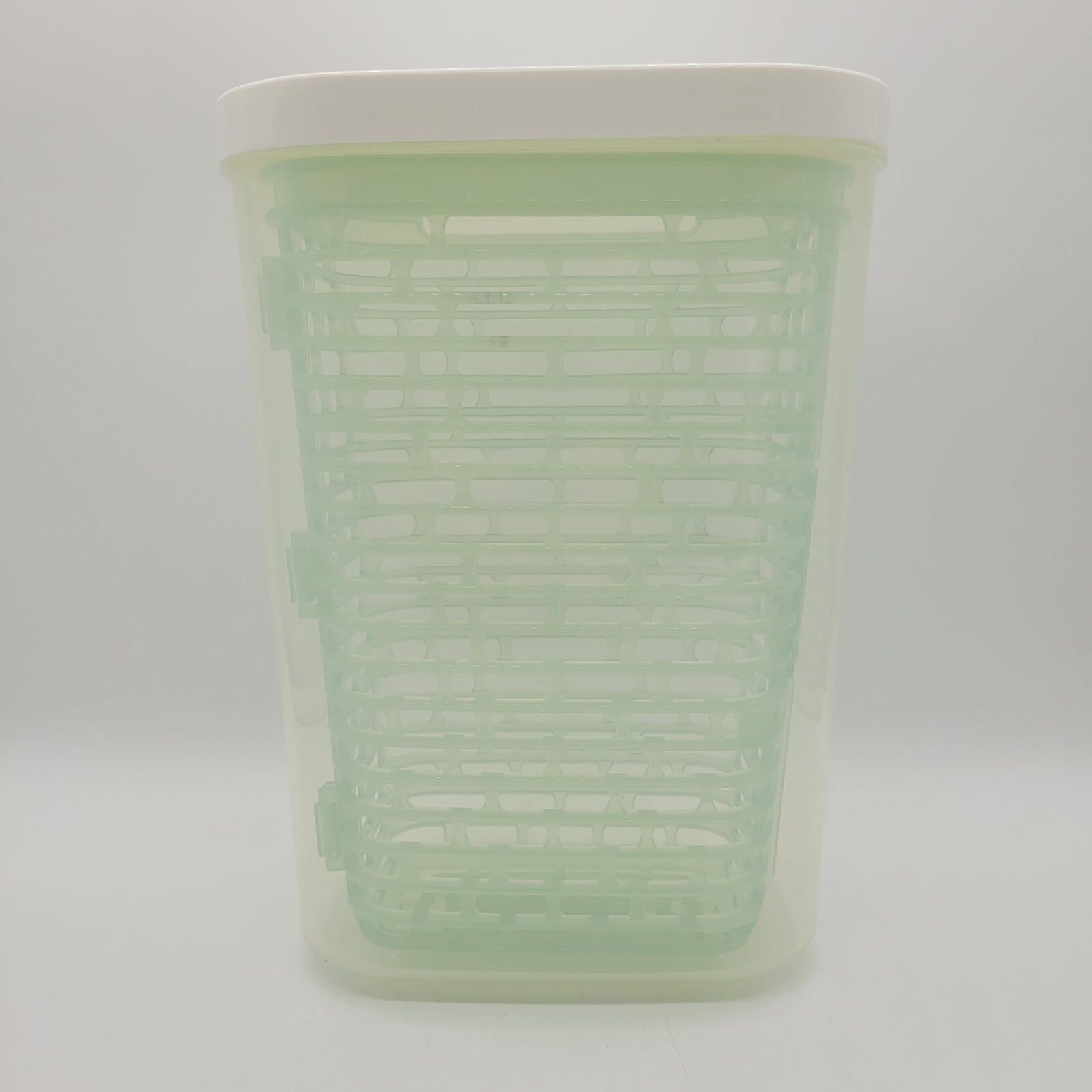OXO GreenSaver Produce Keeper 2.8 Quart White Stand up Tub w/ Strainer Basket