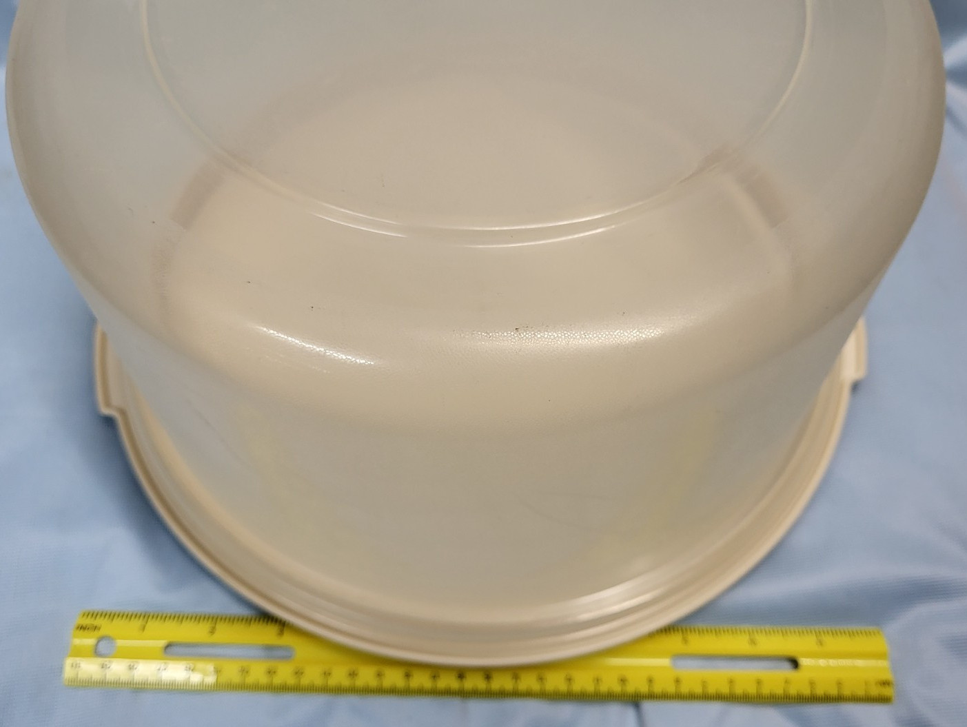 VTG 11.5″ Round Large Rubbermaid Servin’ Saver Cake Keeper Container Almond