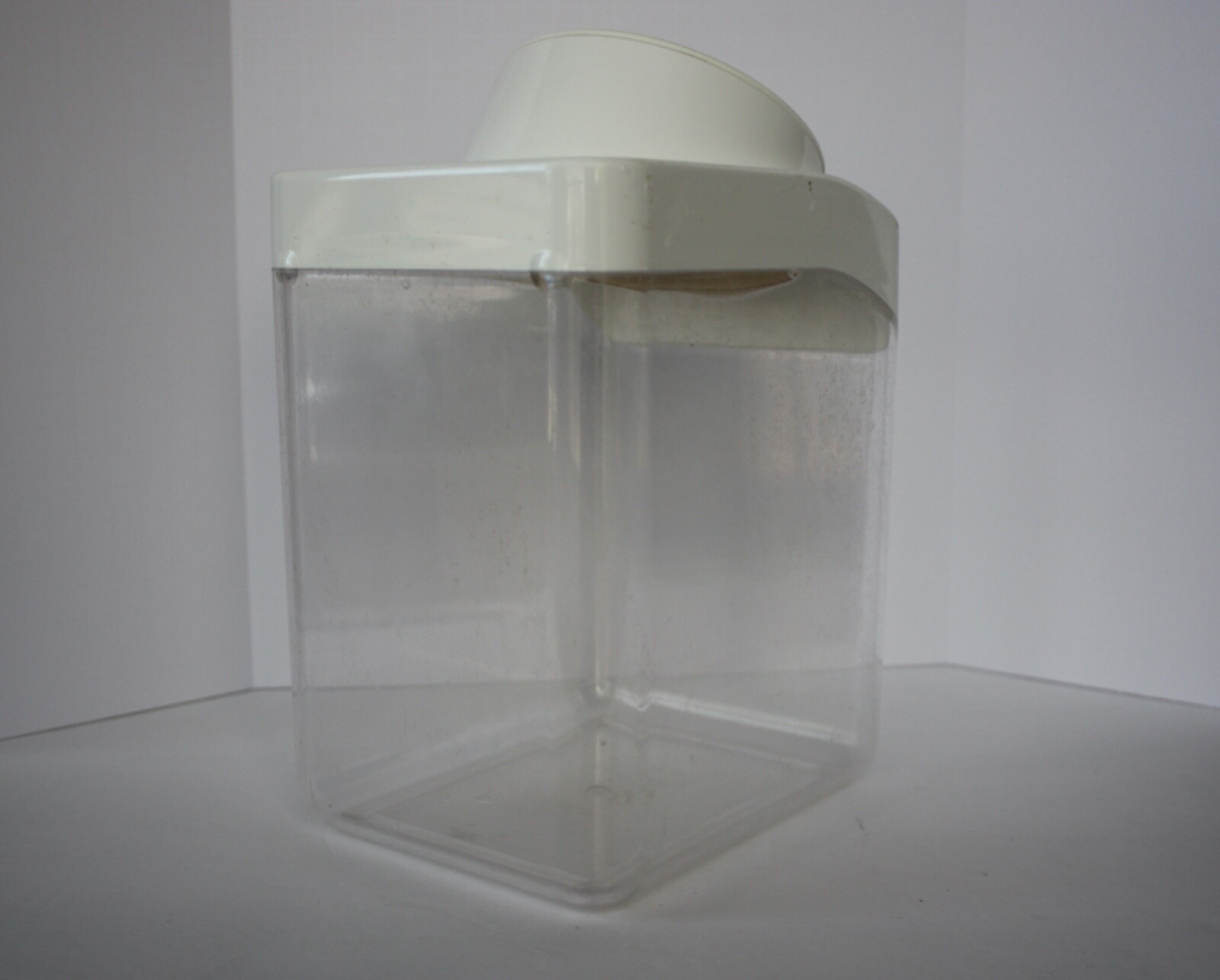 CLICKCLACK AIR TIGHT PANTRY STORAGE CONTAINER W/ LID WHITE 4.5 QTS