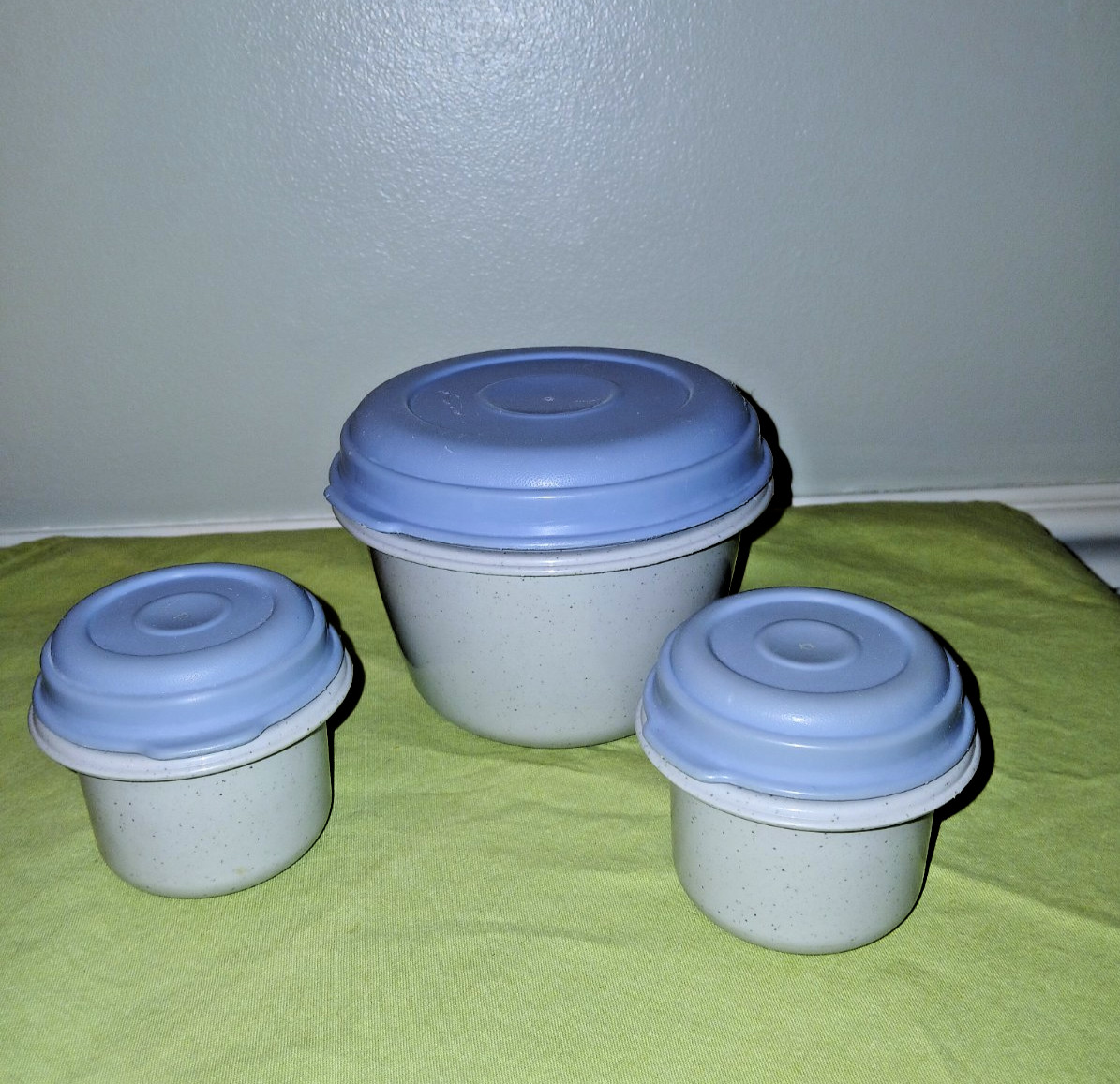 3 Rubbermaid Servin Saver Storage Containers 2 c and two 1/2 c gray w blue lid