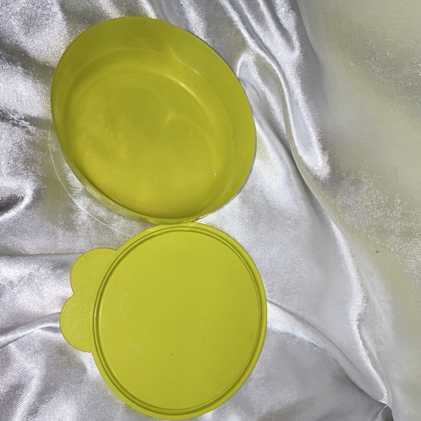 Tupperware 2415 Cereal Salad Bowl Lime Green w/ Butterfly Tab Lid 2 Cup