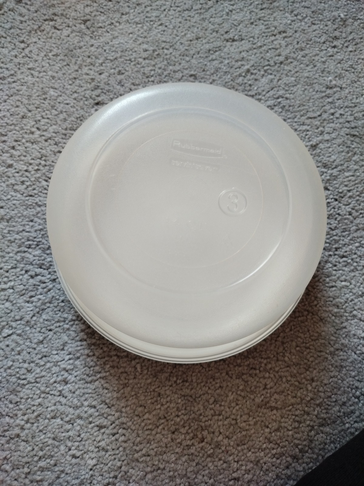 (2) Rubbermaid #3 Servin’ 1.4 QT Round #3 & #9 Lids 6.75″x6.75″x2.75″ Scratches
