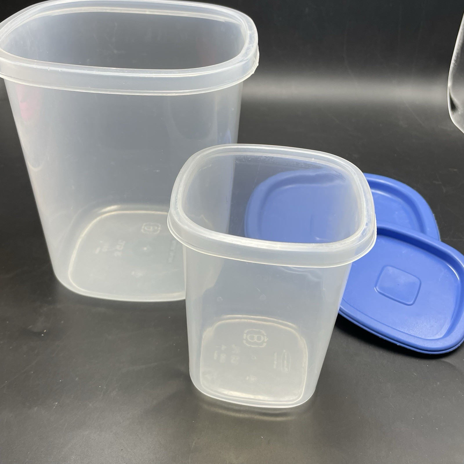 2 Vtg Rubbermaid Servin Saver Canisters Clear w Blue Lids #6 #8 3 Qts 1.8 Pts