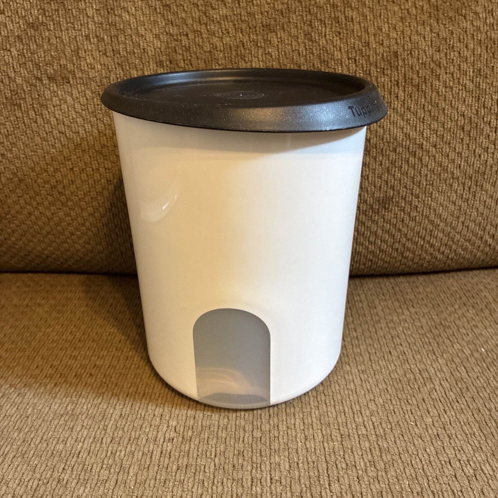 New 8 1/4 Cup Tupperware Canister 2 L Black One Touch Push Lid