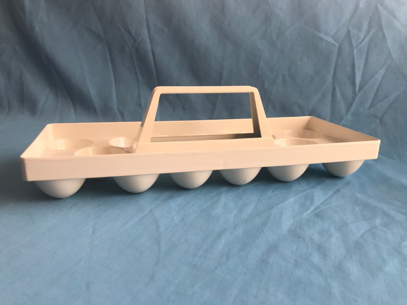 Pre-Owned Vintage Almond Plastic Refrigerator Egg Carrier / Holder for 14 Eggs