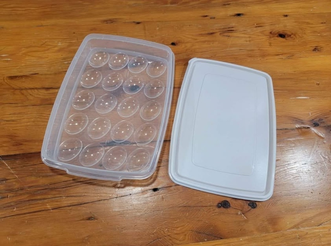 Rubbermaid Servin’ Saver Container #0070 #7 White Lid Deviled Egg Keeper USA