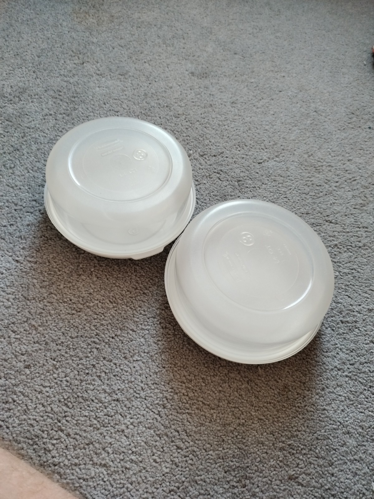 (2) Rubbermaid #3 Servin’ 1.4 QT Round #3 & #9 Lids 6.75″x6.75″x2.75″ Scratches