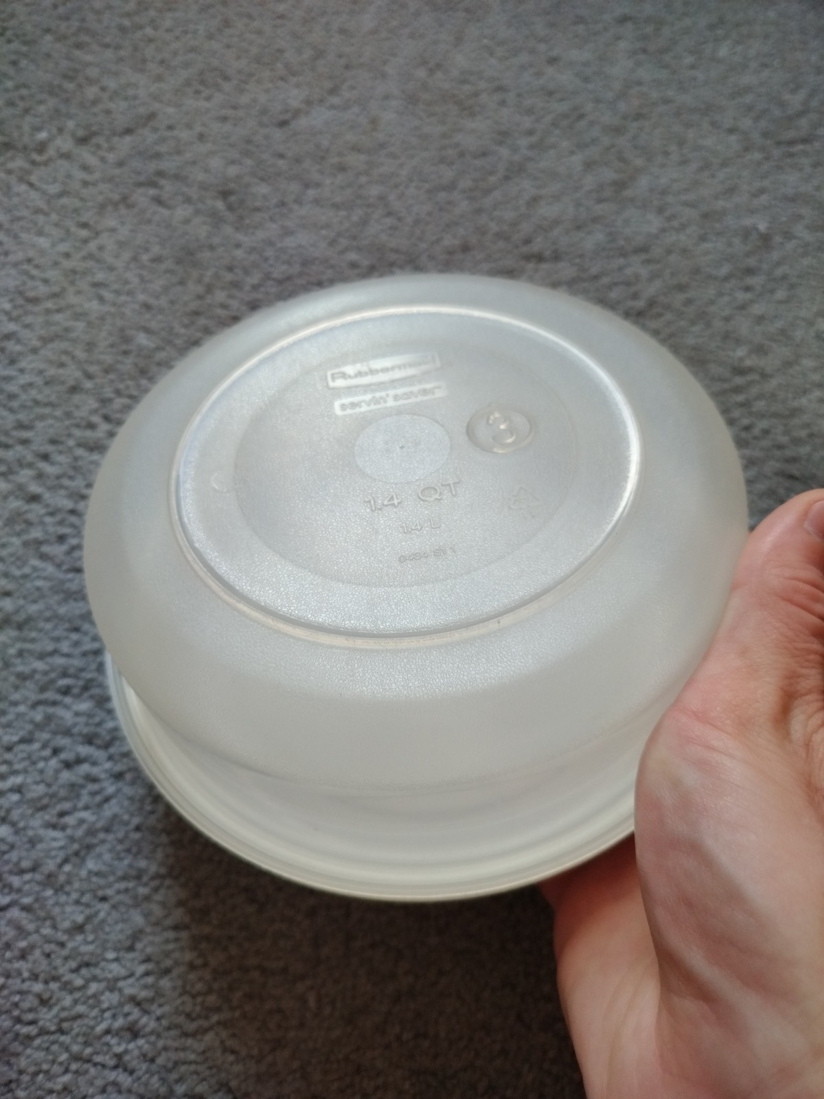 (2) Rubbermaid #3 Servin’ 1.4 QT Round #3 & #9 Lids 6.75″x6.75″x2.75″ Scratches