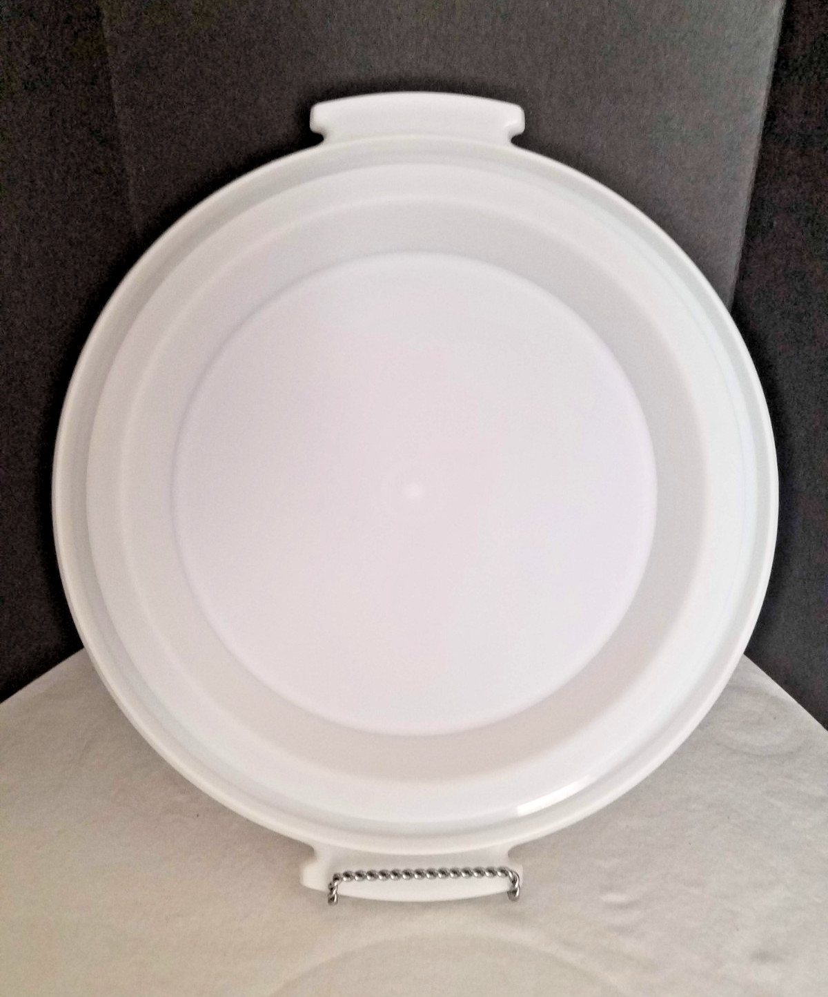VINTAGE Tupperware 9″ White Pie Taker Tray Mint Condition