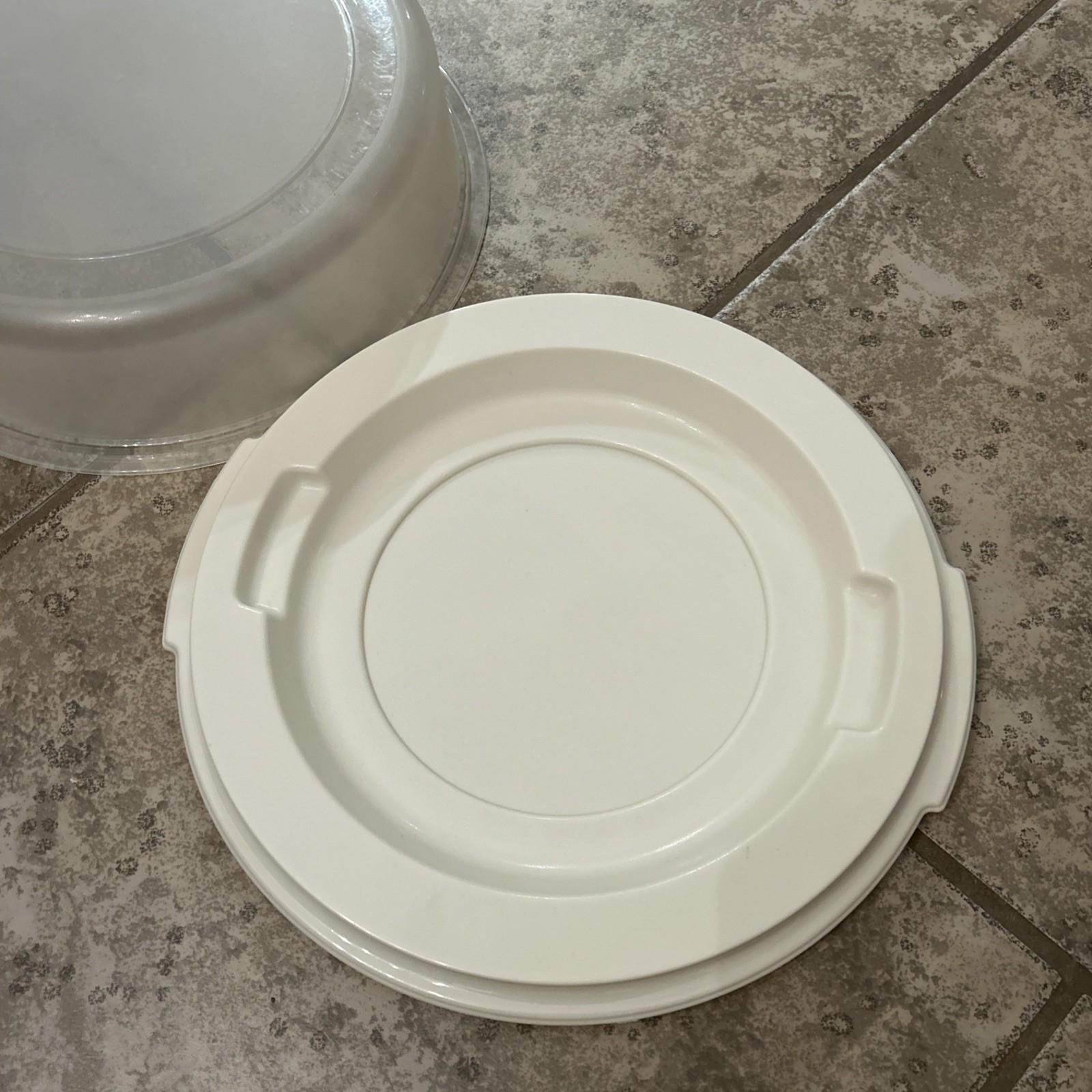 White Rubbermaid Servin’ Saver Cake Pie Carrier Container 4”H 12”W 2-piece Clean