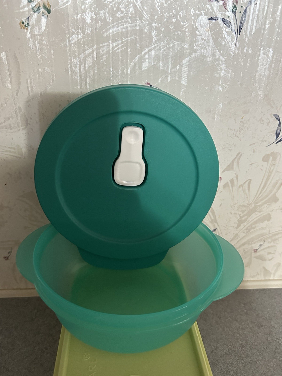Tupperware Round Green Plastic Microwave Safe Bowl with Vented Lid, 8x8x7 in