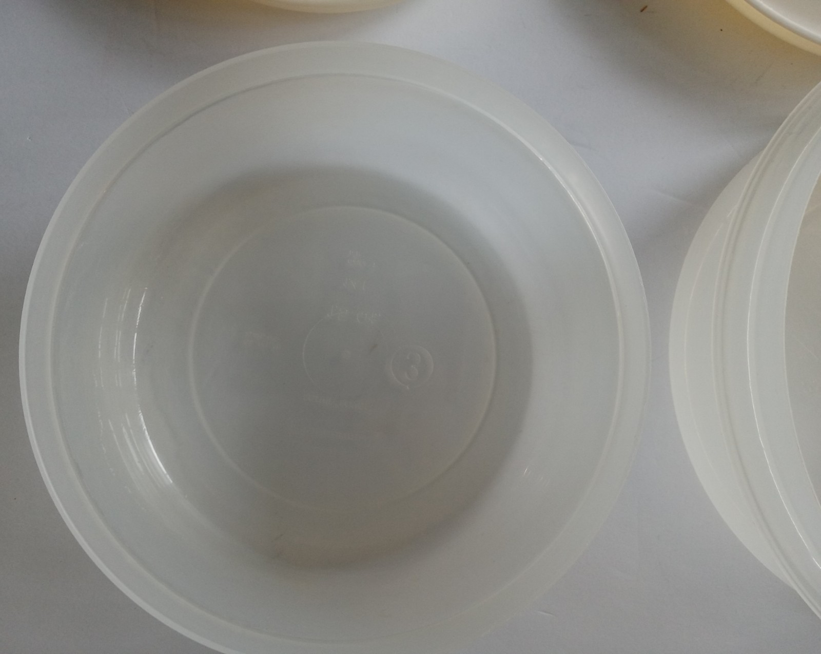 Vintage RUBBERMAID lot of 2 Round Servin Savers 2.5/1.5 Qt. with Lids