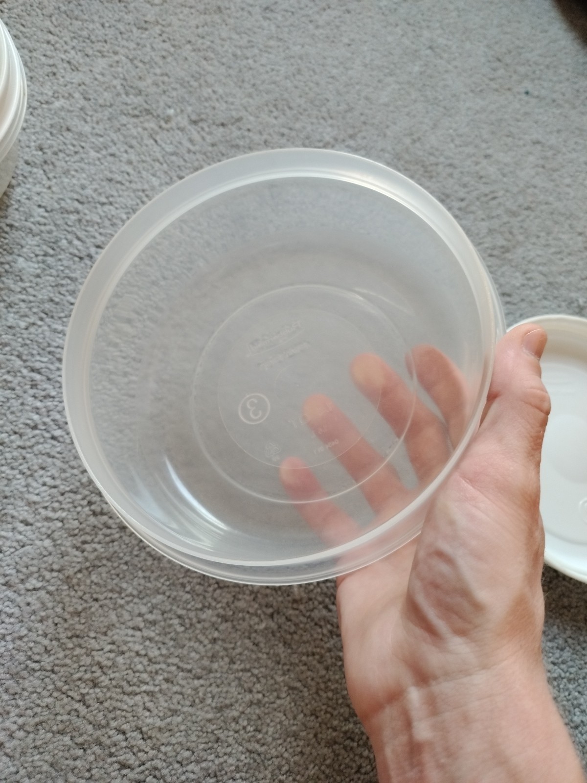 (2) Rubbermaid #3 Servin’ 1.4 QT Round #3 & #9 Lids 6.75″x6.75″x2.75″ Scratches