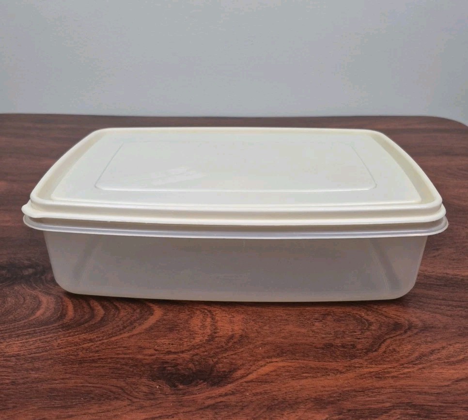 Rubbermaid Servin Saver Storage Container #7 17 Cups Almond Lid Rectangle – B