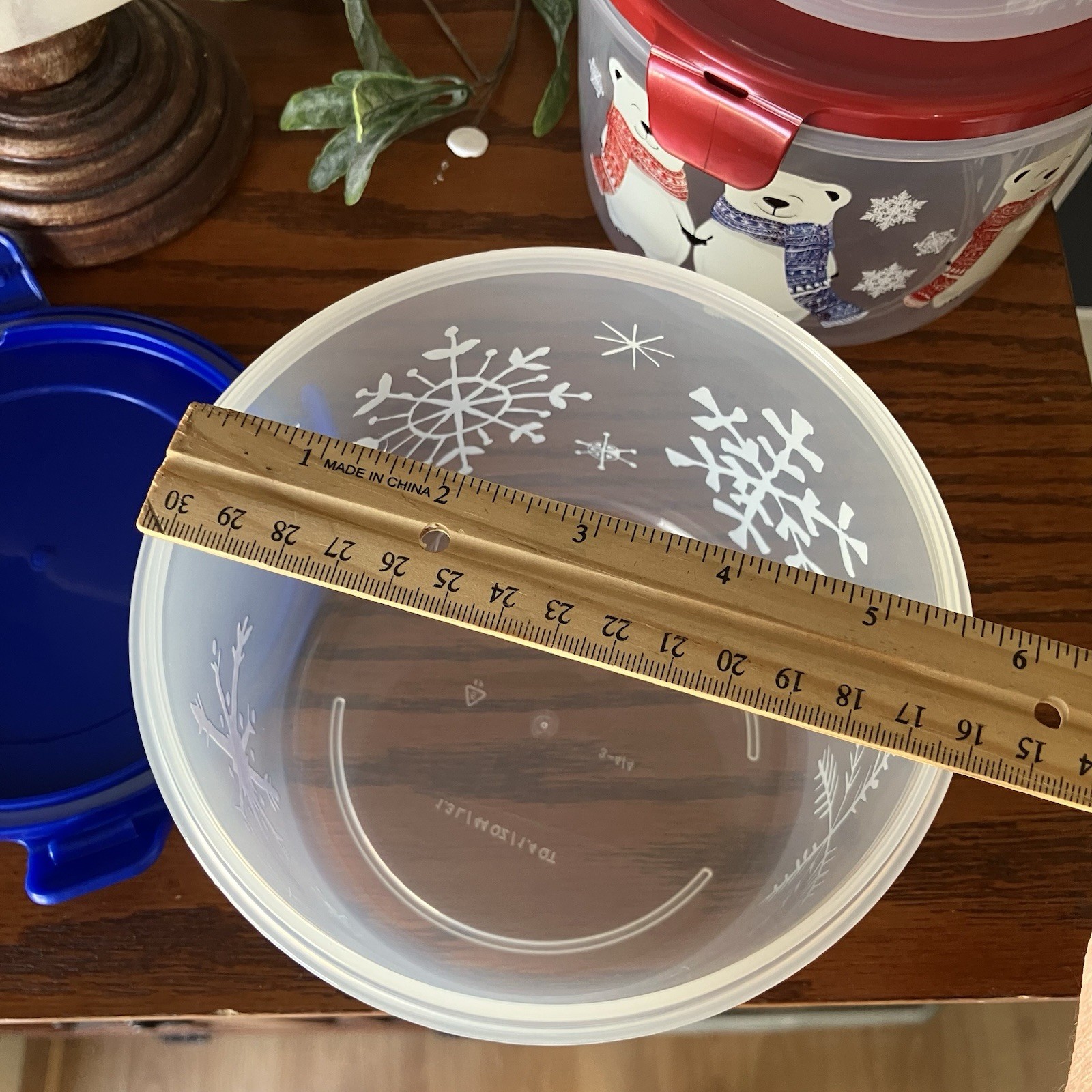 Lock & Lock Set of 4 Holiday Food Storage Containers 44 Ounce Size Multicolor