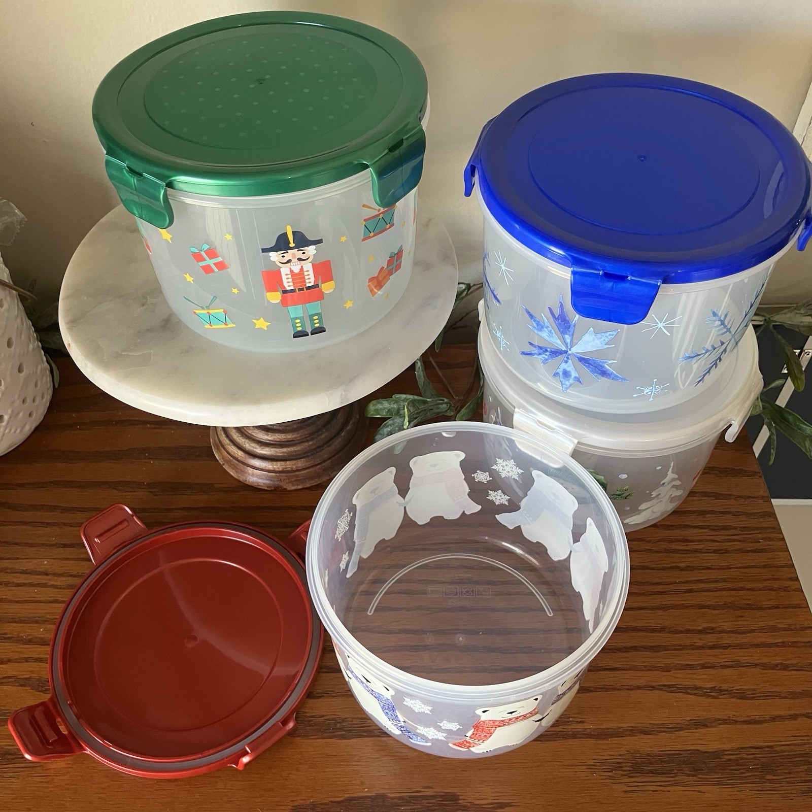 Lock & Lock Set of 4 Holiday Food Storage Containers 44 Ounce Size Multicolor