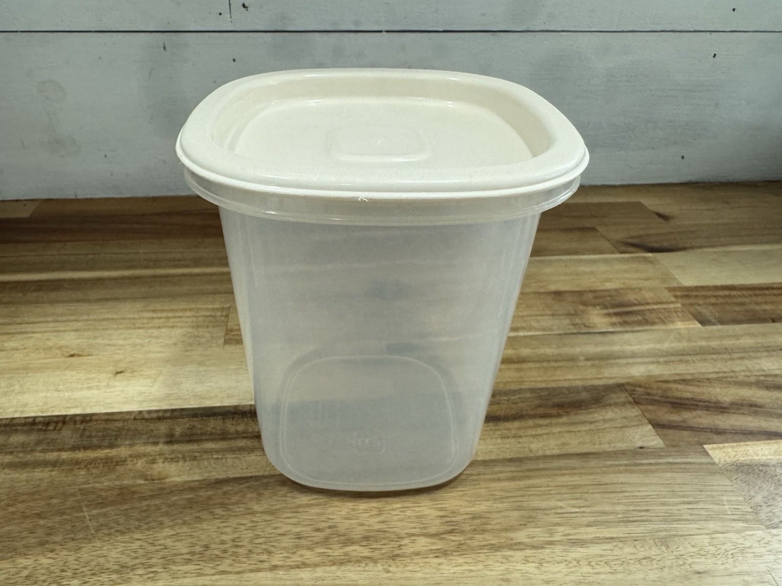✅Rubbermaid Servin Saver ✅6 Cup ✅Food Storage Container ✅#5 0045 ✅ Almond Lid