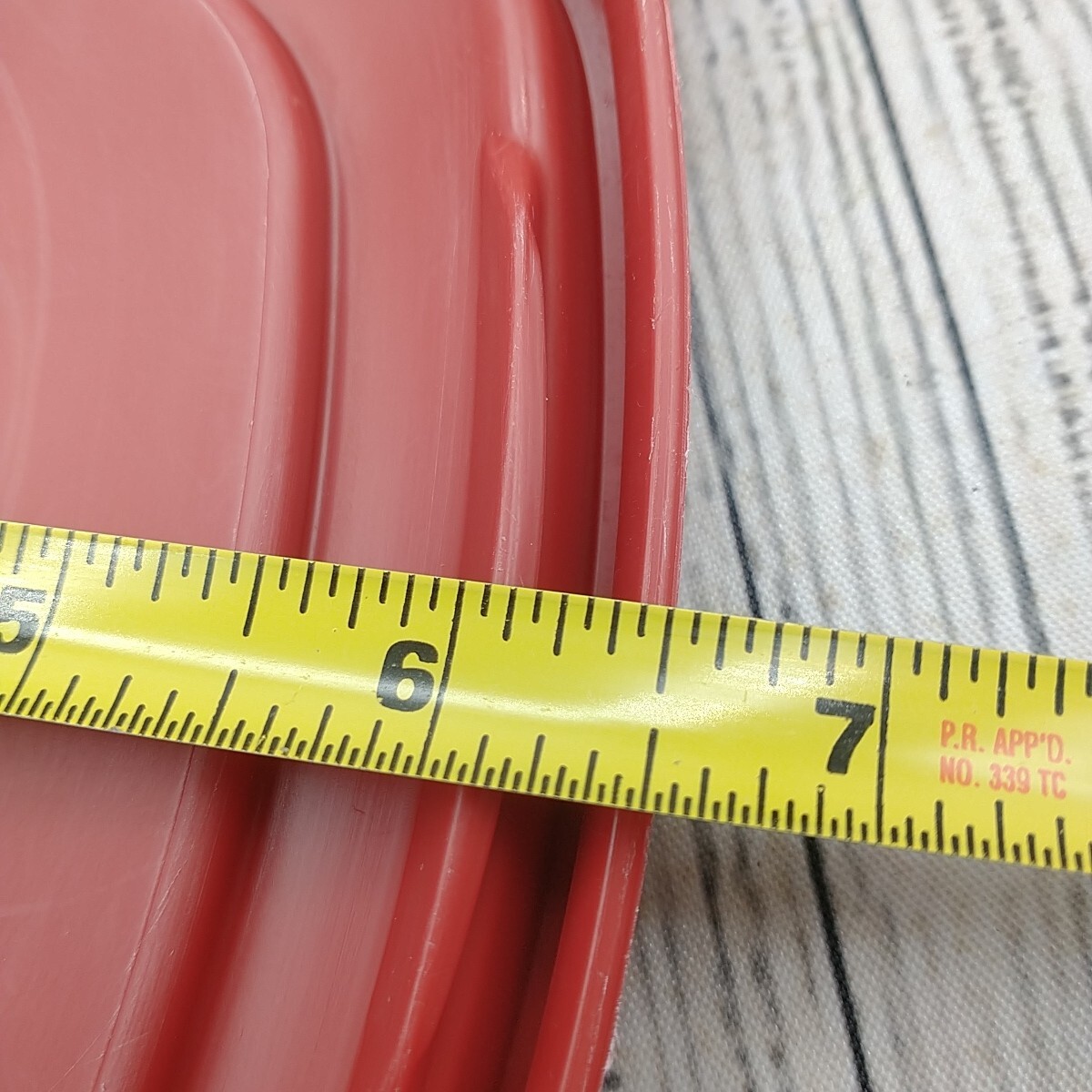 Rubbermaid Easy Find Lid 7J64 Red Square 4 Replacement Food Container Lids 6.5″