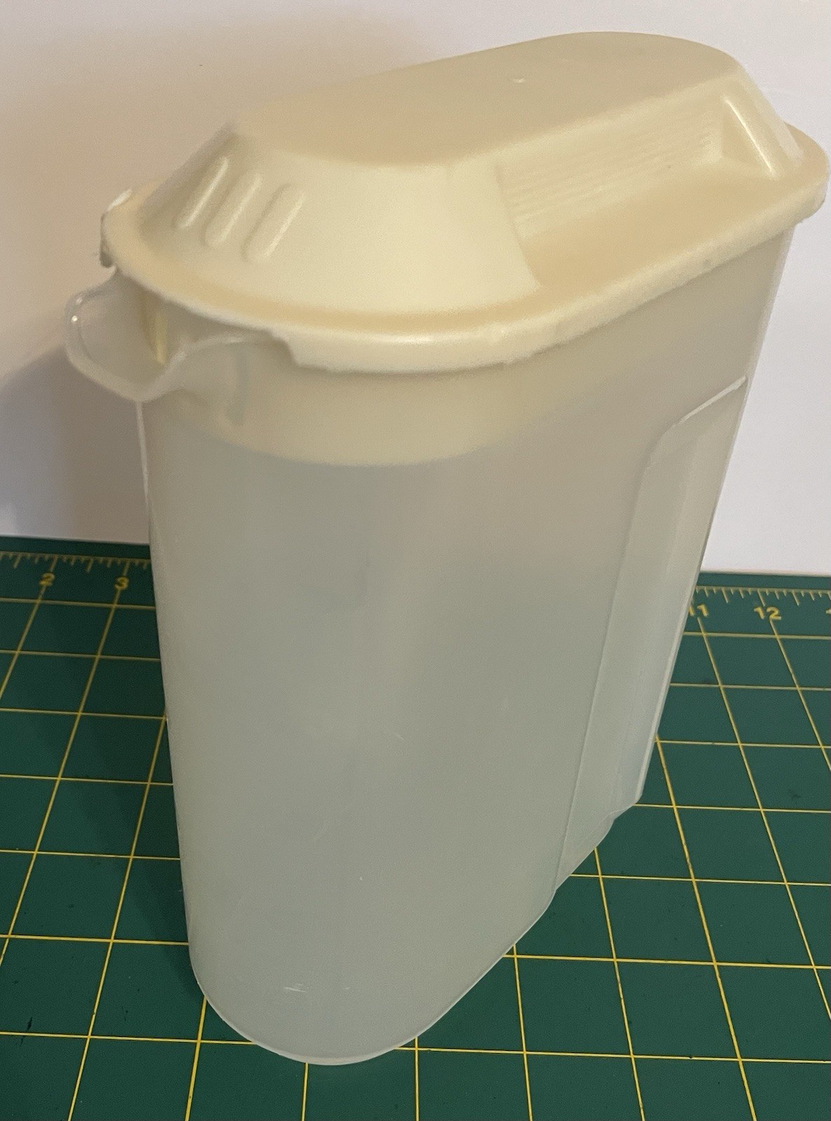 Rubbermaid Servin Saver #0923 Sheer Slim Drink Pitcher 1-1/2 Quarts Almond Lid