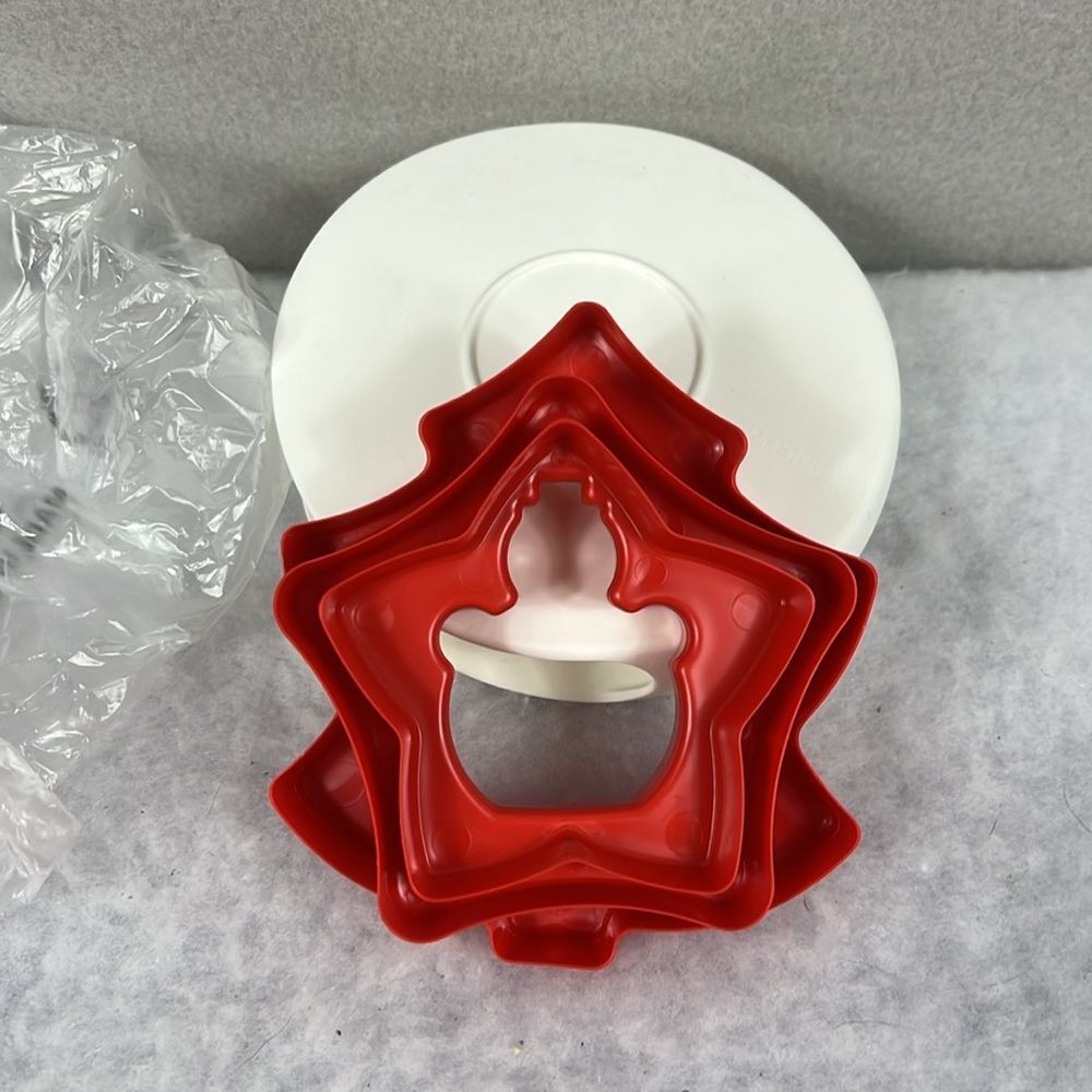 Tupperware Holiday Nesting Cookie Cutters with Storage Case Set of 3 Red NWT