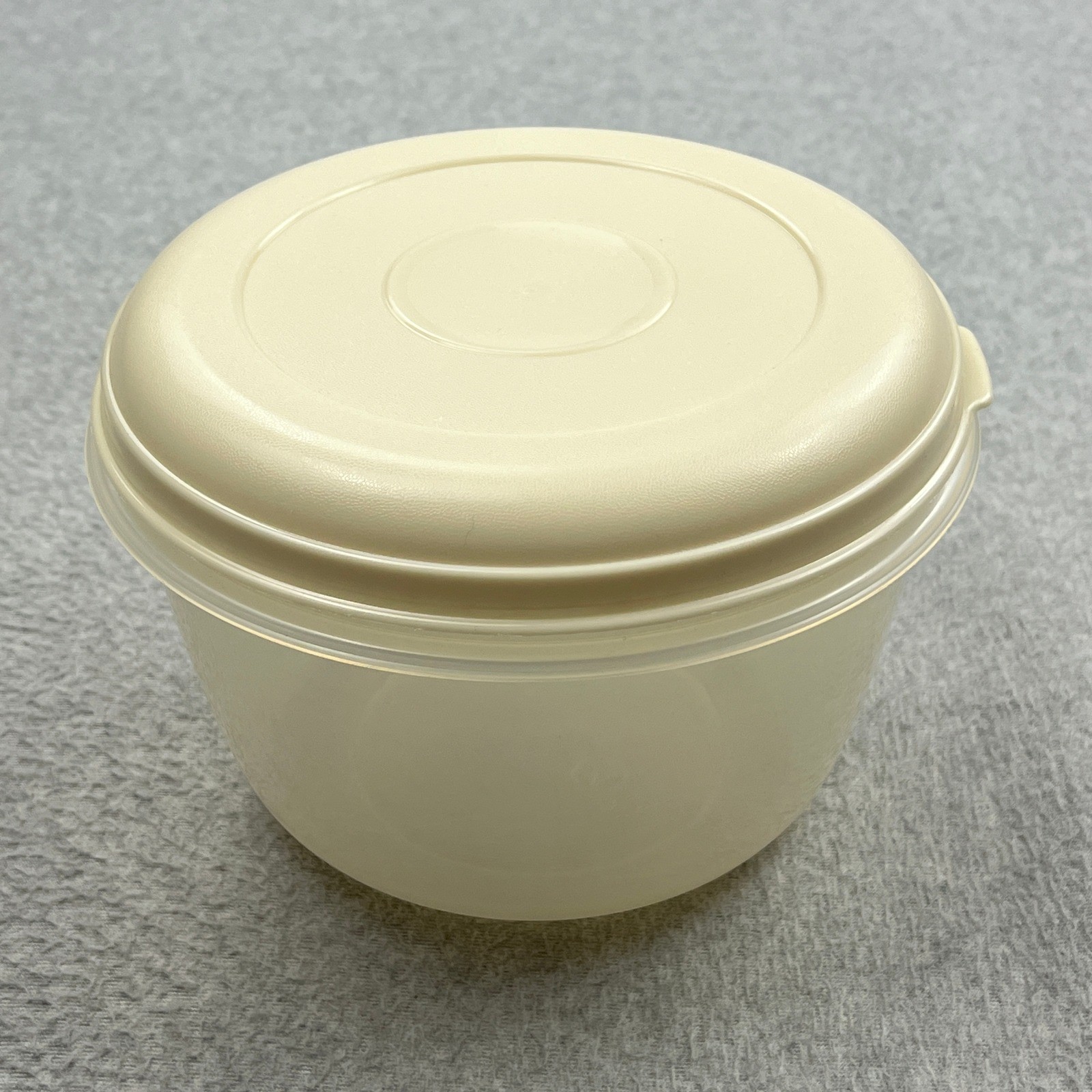 Rubbermaid Servin Saver Container 12 Cup Clear Almond Lid Round #4 Vintage Retro