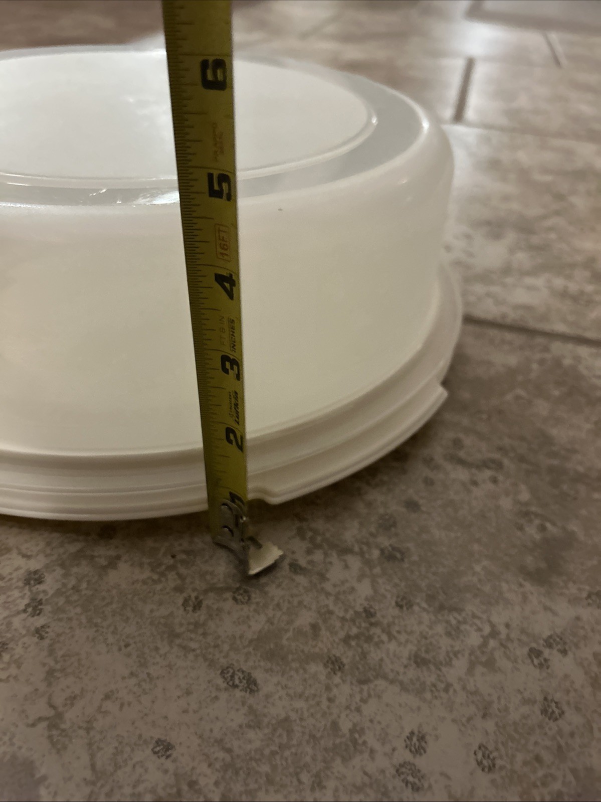 White Rubbermaid Servin’ Saver Cake Pie Carrier Container 4”H 12”W 2-piece Clean
