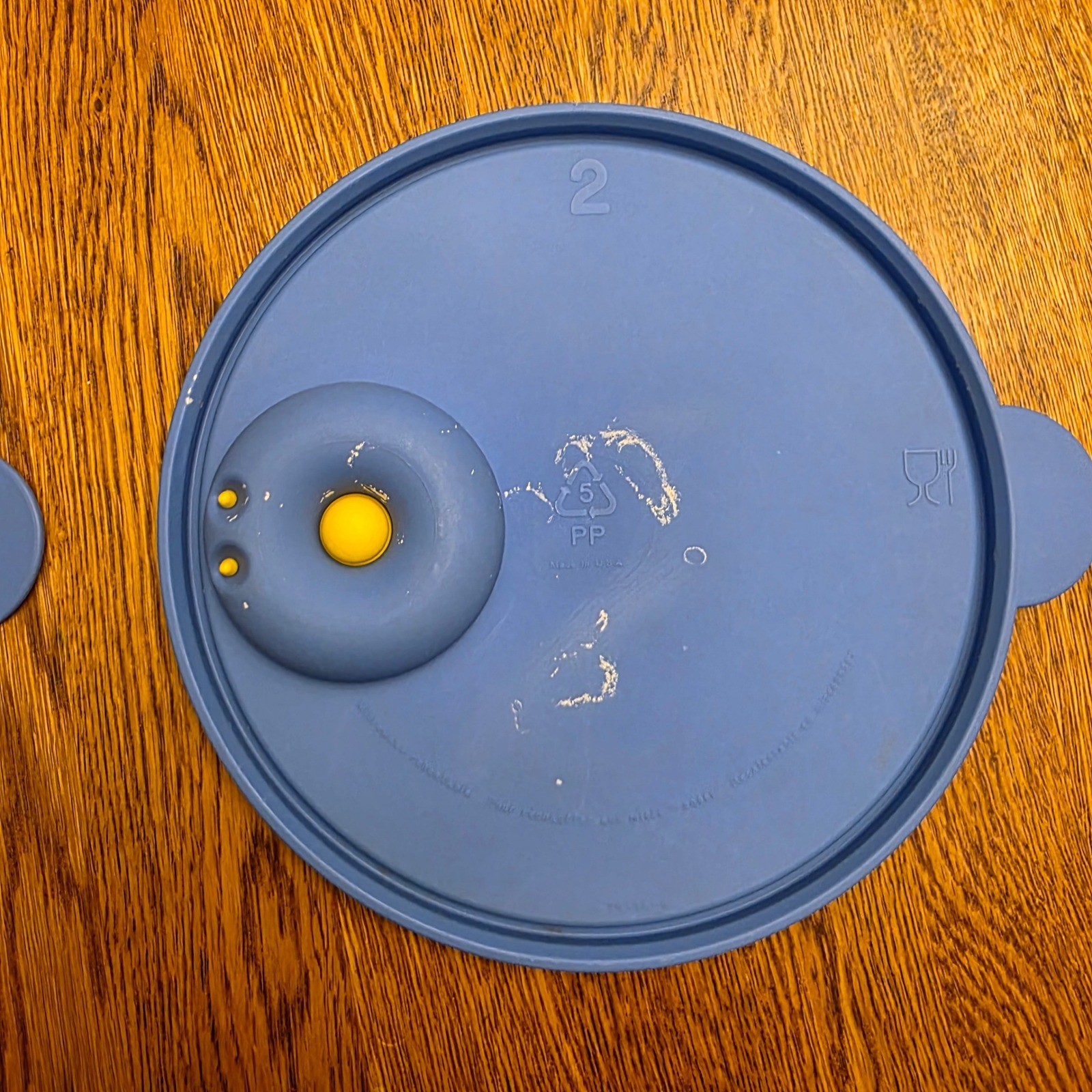 Tupperware Rock N Serve Blue Yellow Microwave Vented Lids Round 7 Inch 5240A