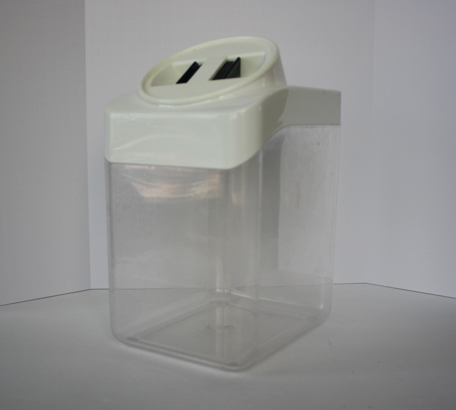 CLICKCLACK AIR TIGHT PANTRY STORAGE CONTAINER W/ LID WHITE 4.5 QTS