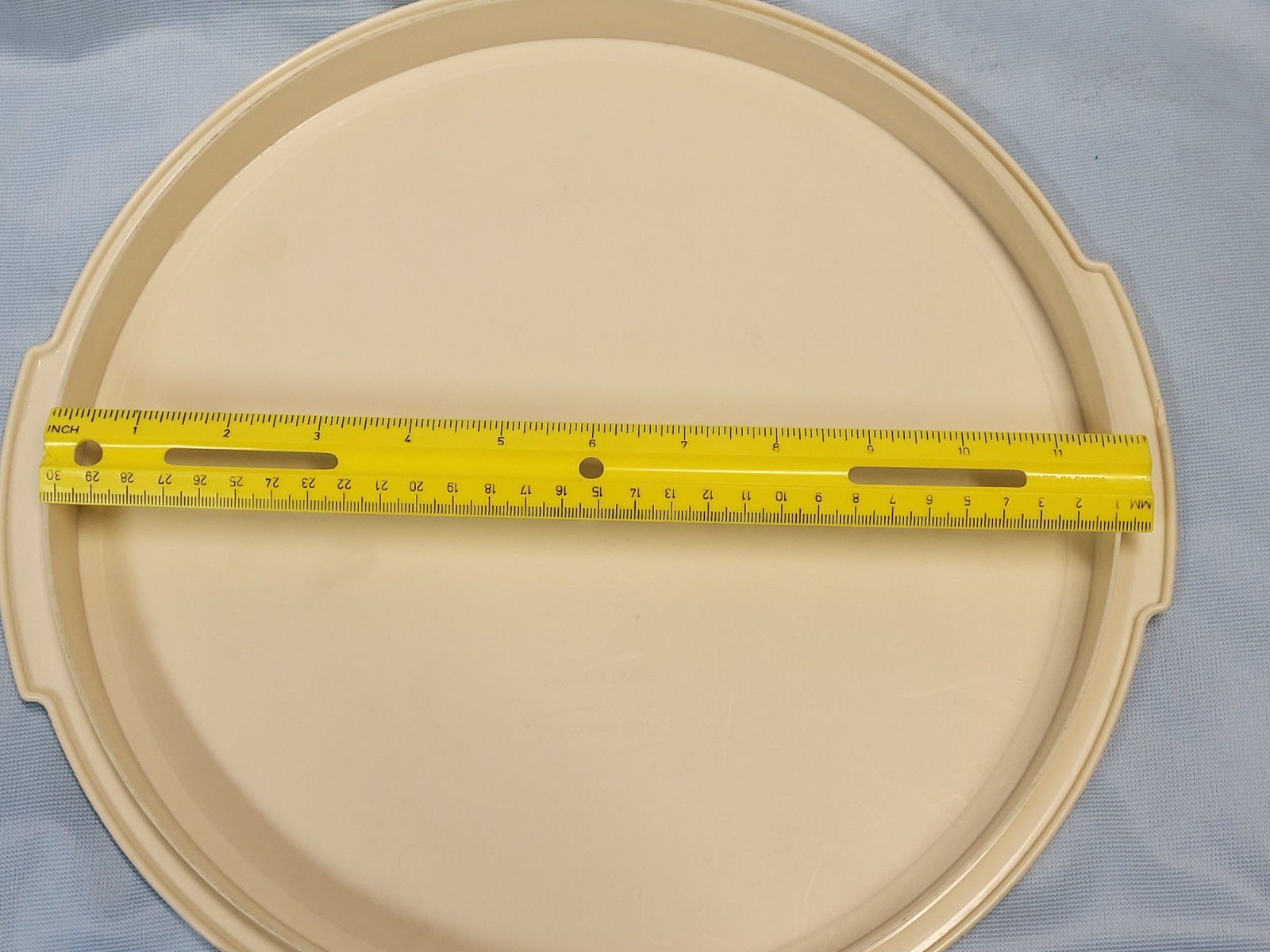 VTG 11.5″ Round Large Rubbermaid Servin’ Saver Cake Keeper Container Almond