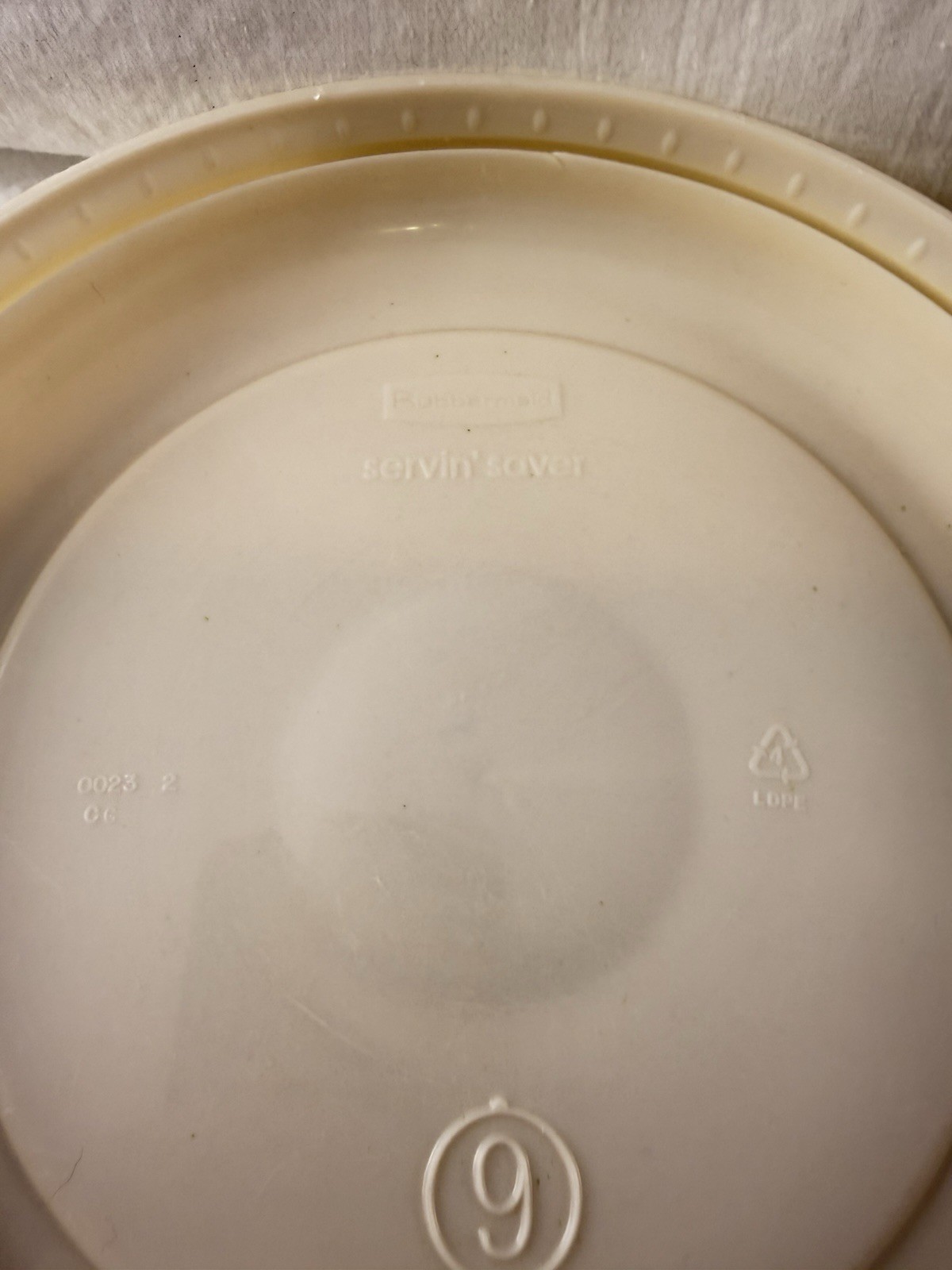 Rubbermaid Servin Saver #9 10 Cup Round Clear Container Almond With Lid