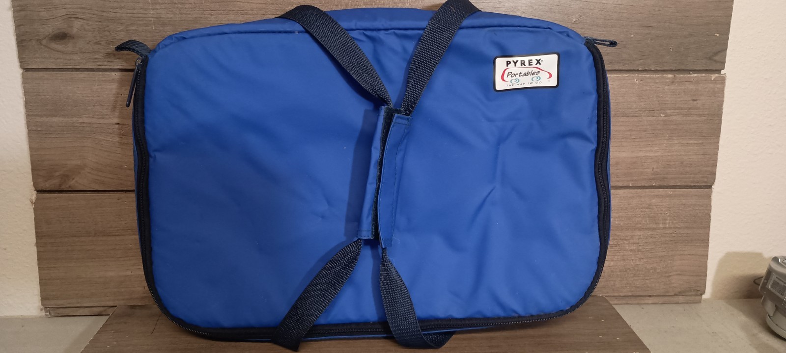 Pyrex Portable The Way To Go Blue 16″x10″x3″ Insulated Carry Bag No Hot Packet