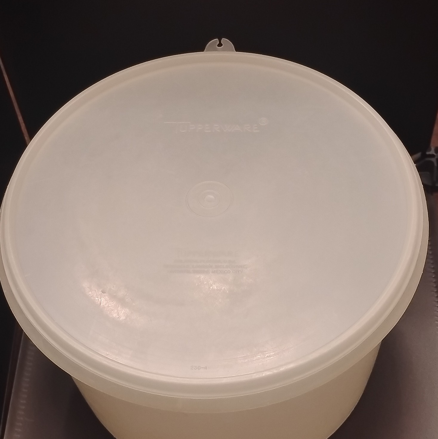 Tupperware Round White Food Storage Container Snap Lid 2.3L Set 2 230-4