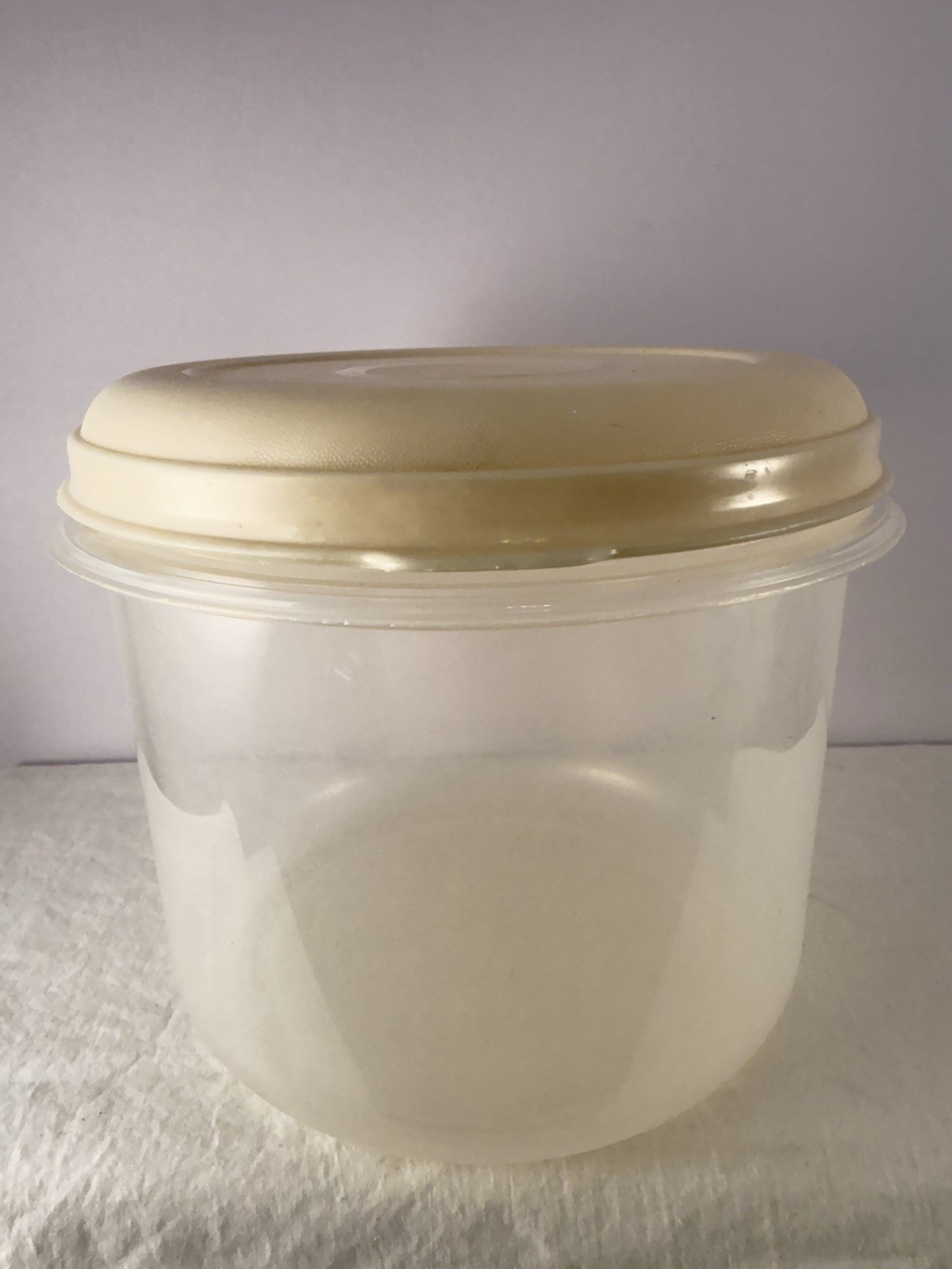 Rubbermaid Servin Saver #9 10 Cup Round Clear Container Almond With Lid