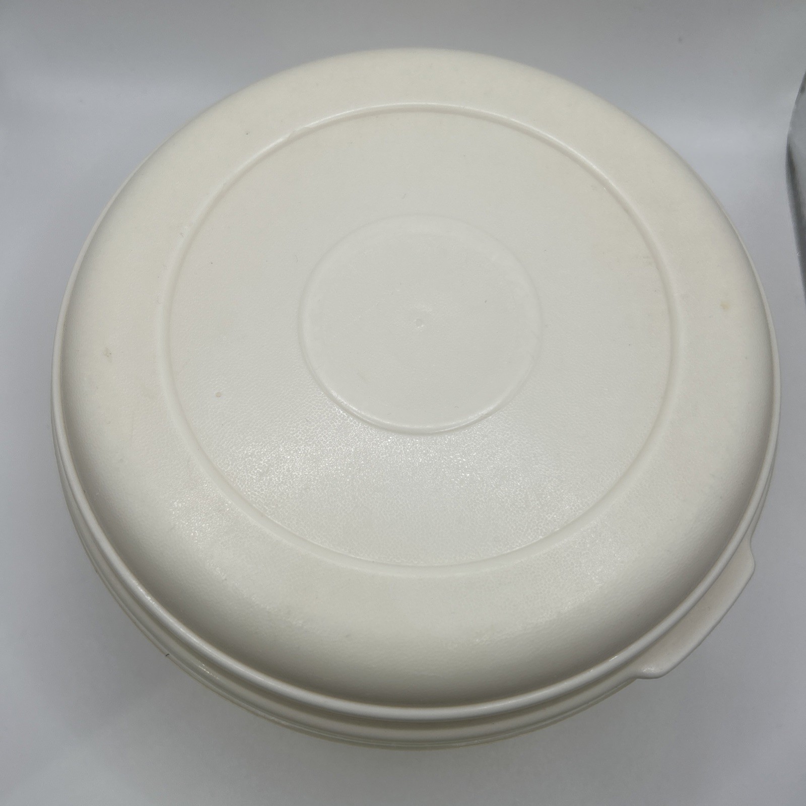 Rubbermaid Servin Saver # 3 Storage Container Round Almond Lid 1.4 Qt Vintage