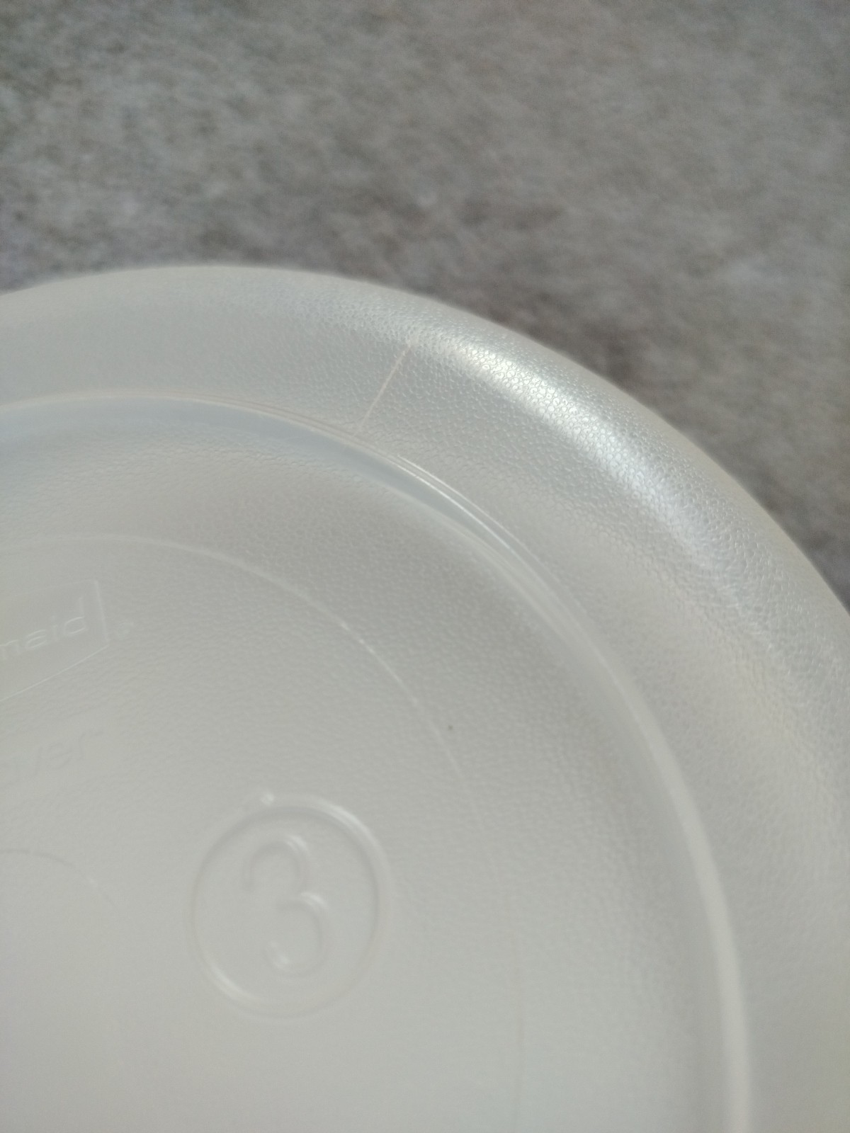 (2) Rubbermaid #3 Servin’ 1.4 QT Round #3 & #9 Lids 6.75″x6.75″x2.75″ Scratches