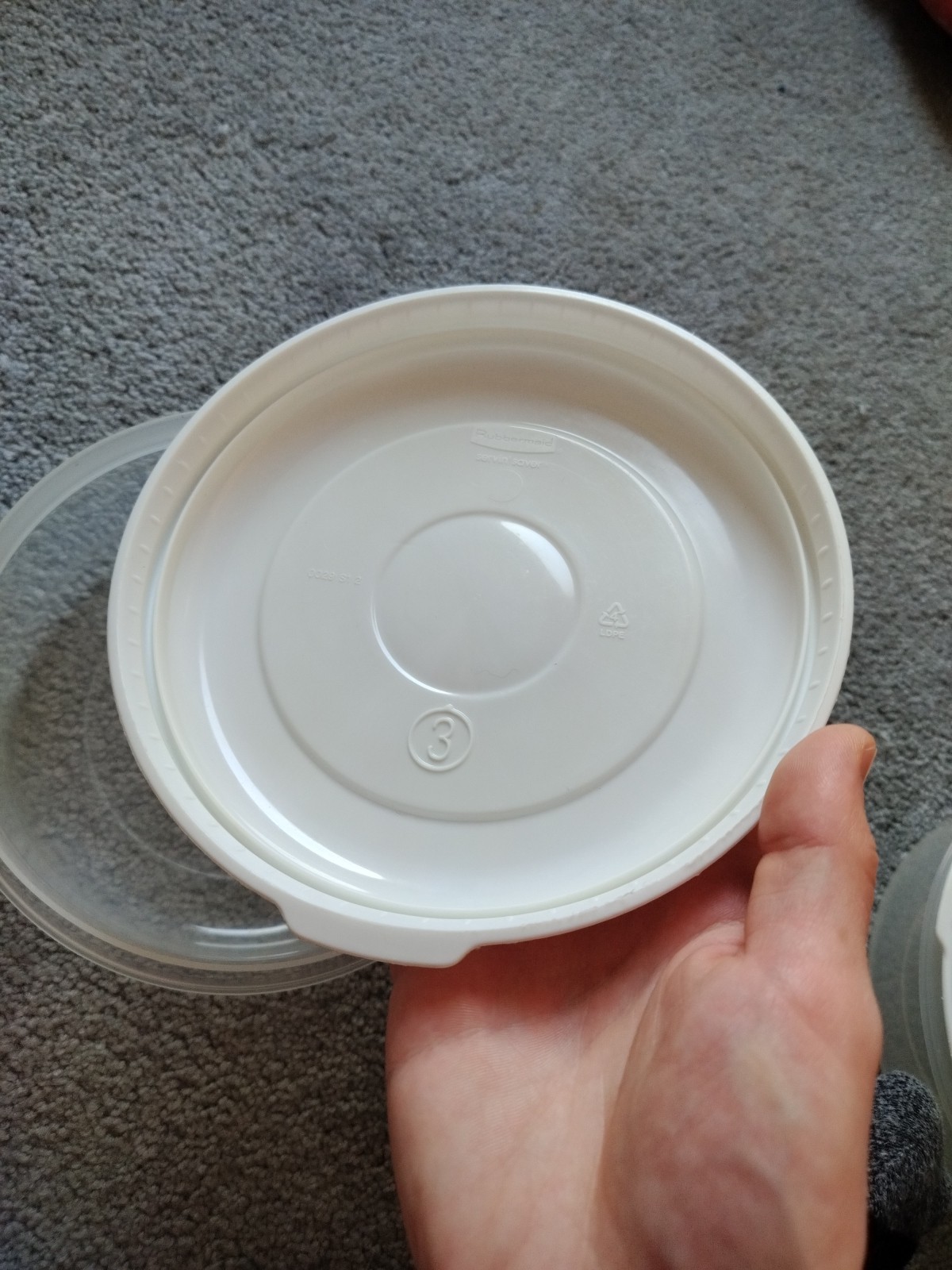 (2) Rubbermaid #3 Servin’ 1.4 QT Round #3 & #9 Lids 6.75″x6.75″x2.75″ Scratches