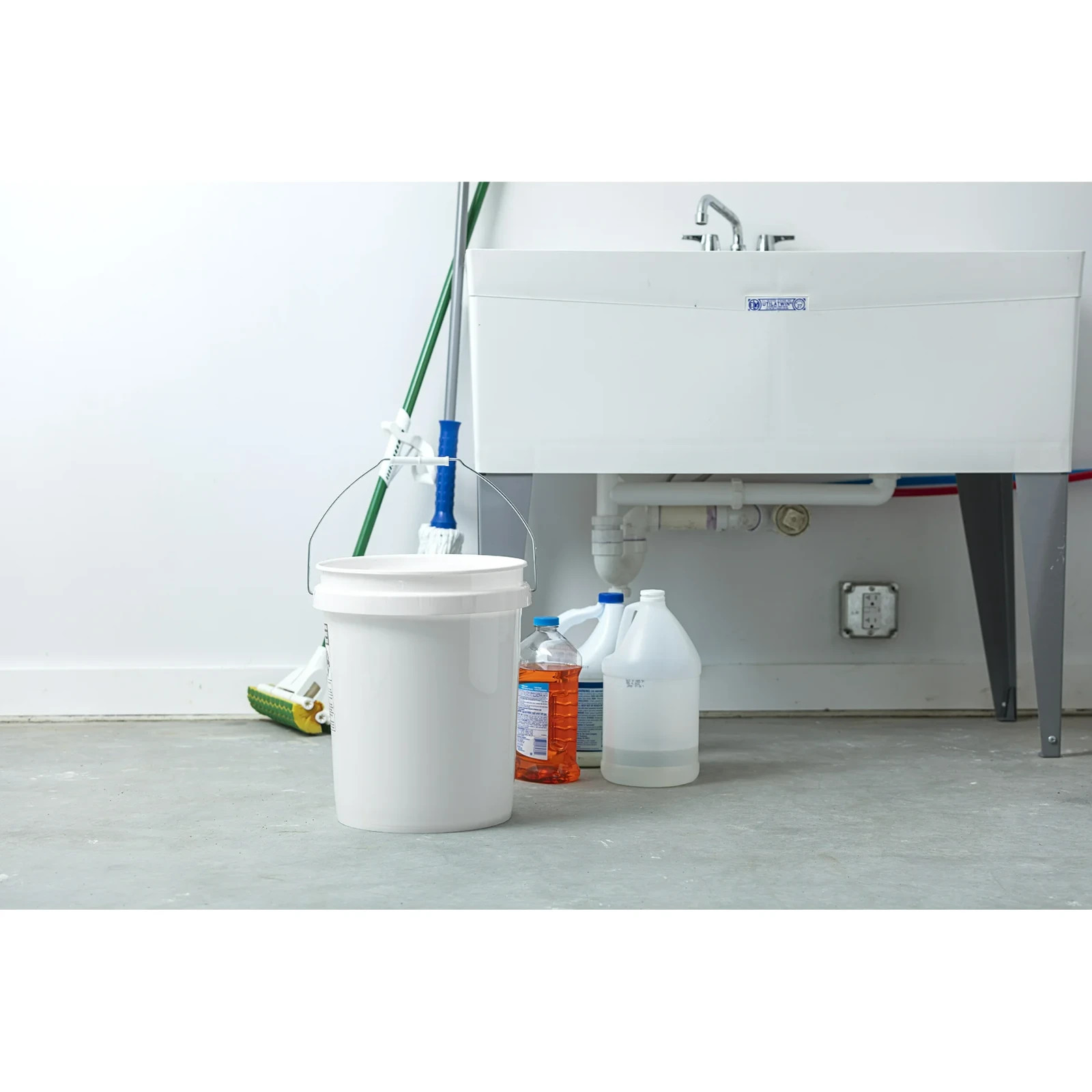 United Solutions 5 Gallon Round Utility Bucket, Comfort Handle, Plastic, 1 Each