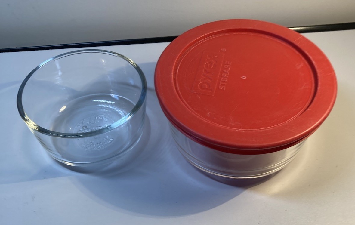 2 Pyrex Simply Store 1-Cup and 2-Cup Glass Storage Bowls with One 2-Cup Red Lid