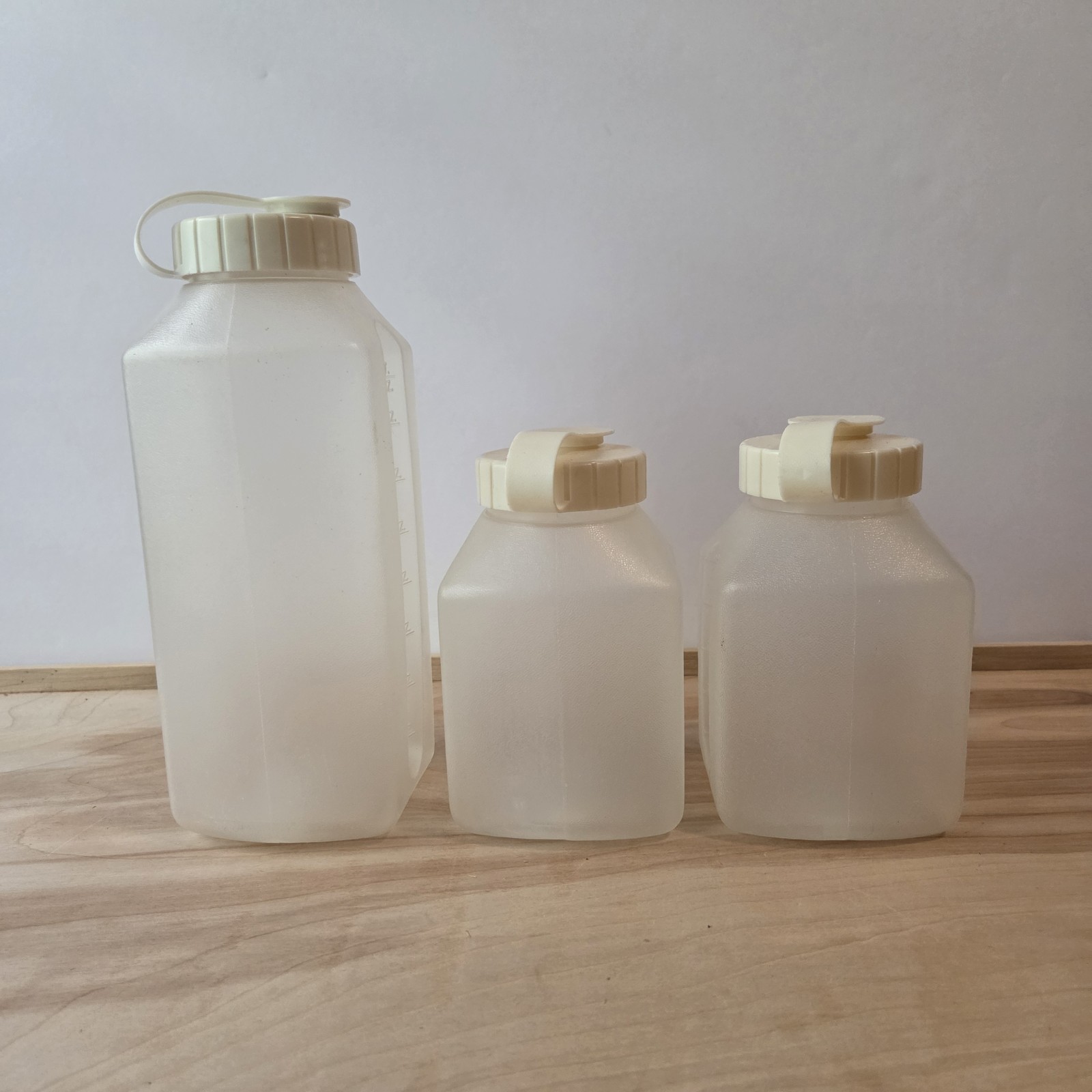 Rubbermaid Servin Saver Drink Bottles 1 Quart 2 pints Almond Flip Top Lid VGUC