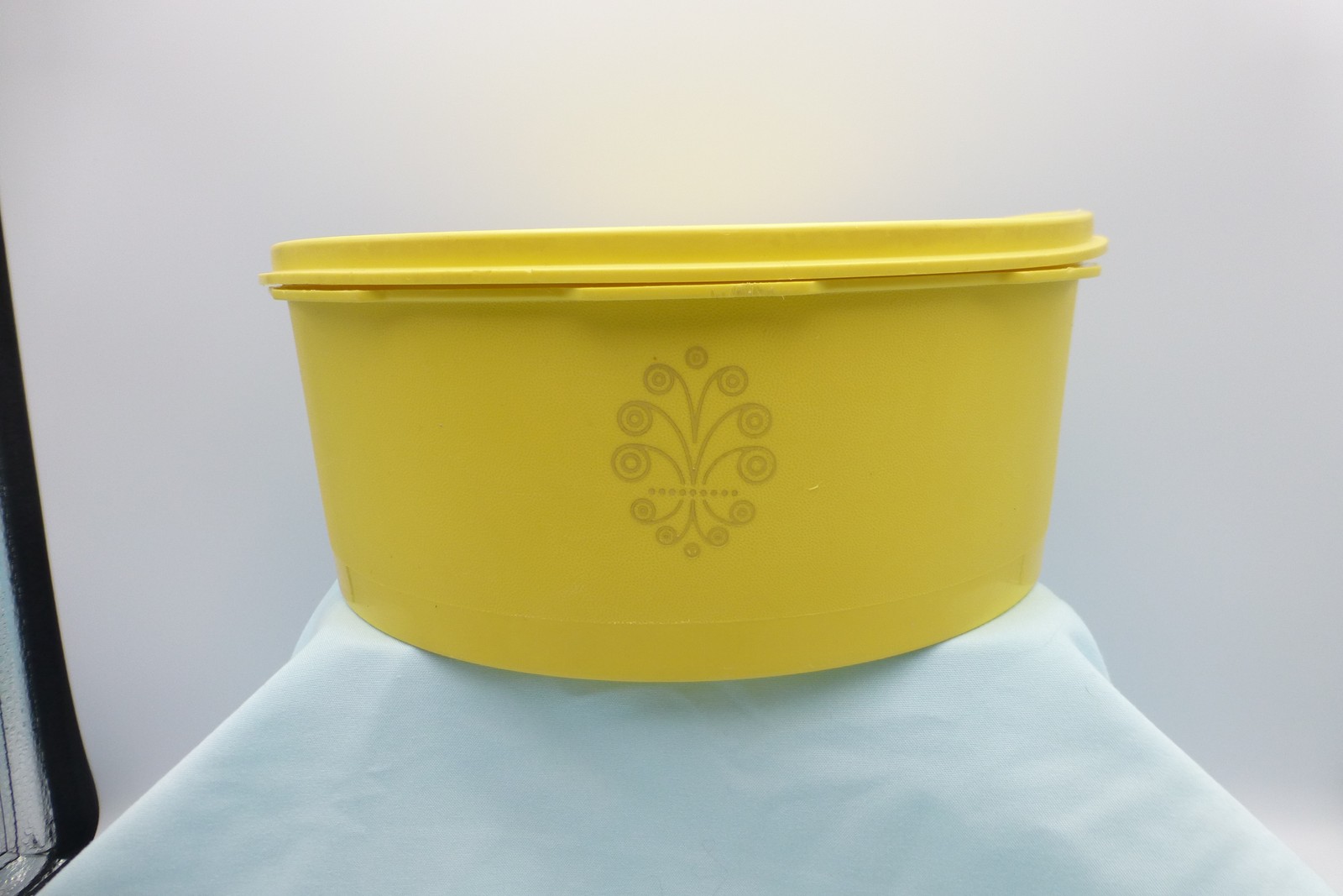 Vintage Tupperware Large Round Storage Container Bowl with Seal Lid Yellow D11