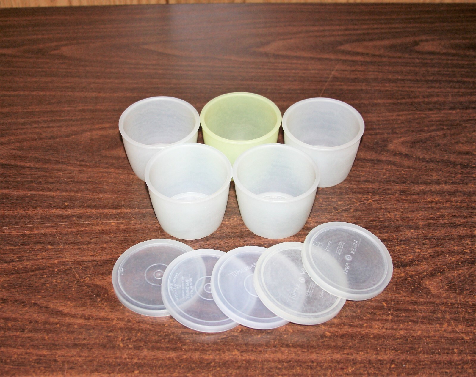 5 VINTAGE TUPPERWARE 8 OUNCE SNACK / STORAGE CUPS WITH COVERS