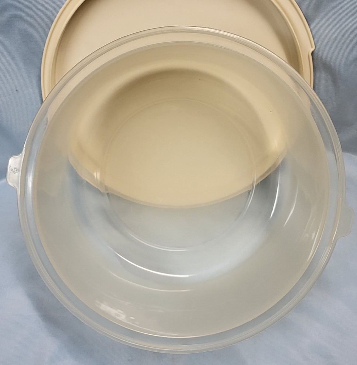 VTG 11.5″ Round Large Rubbermaid Servin’ Saver Cake Keeper Container Almond