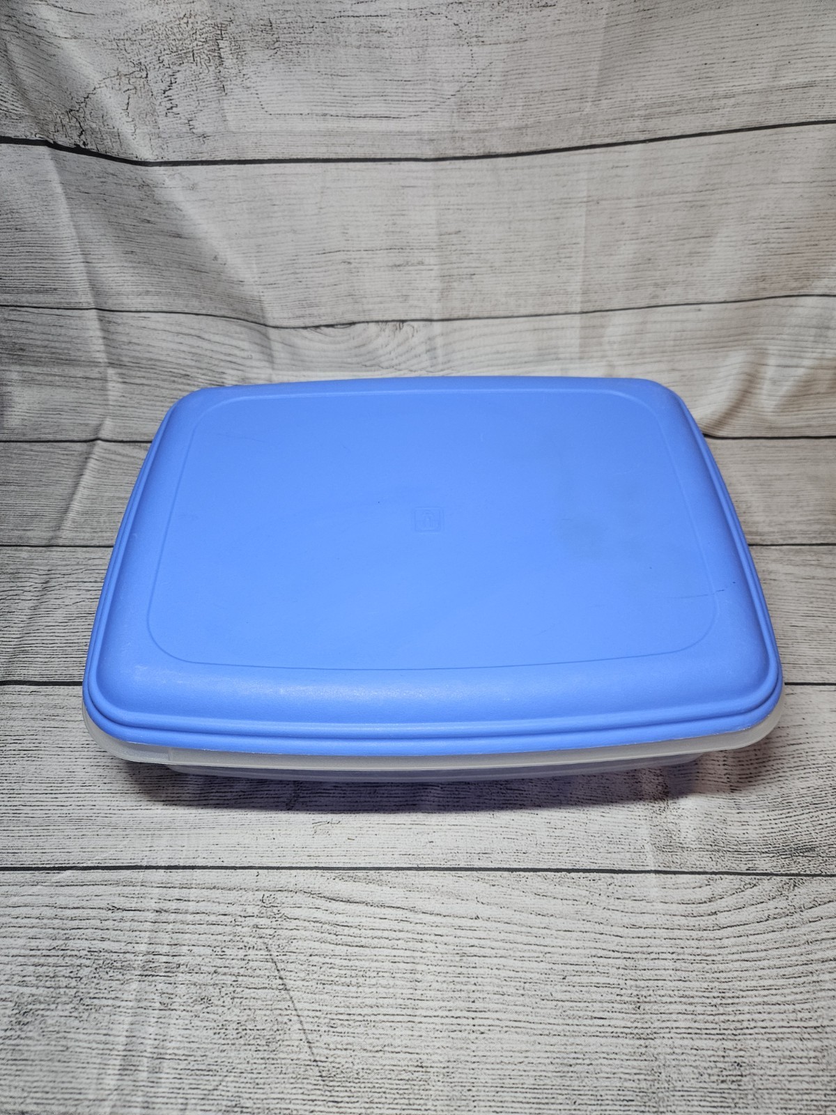 Anchor Hocking PLASTIC 2 Gallon Rectangle Container “L” – Sheer w/ Blue Lid