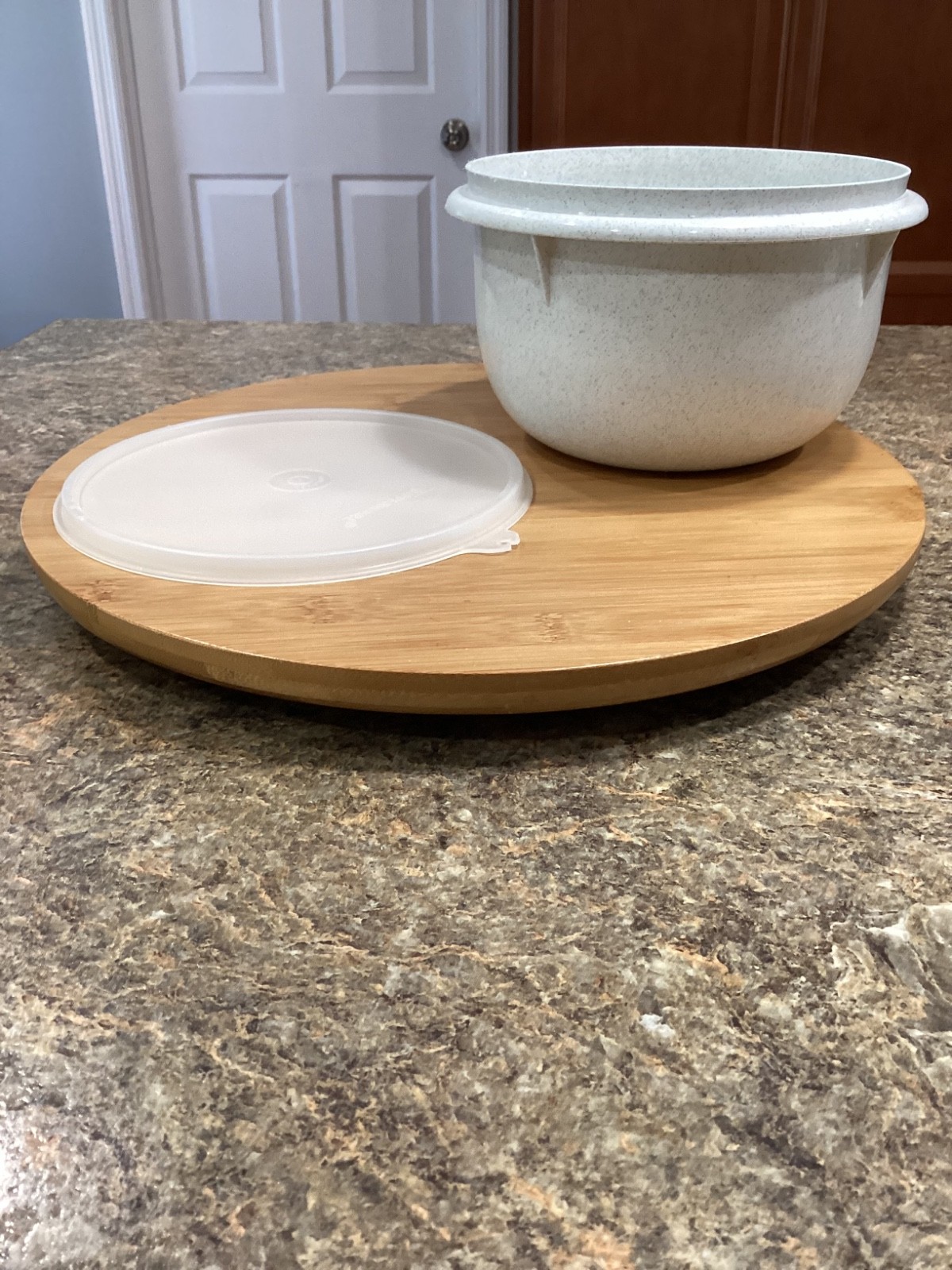 Vtg. Tupperware #271 Medium Mixing Bowl With #228 Sheer Lid 8 Cup speckled